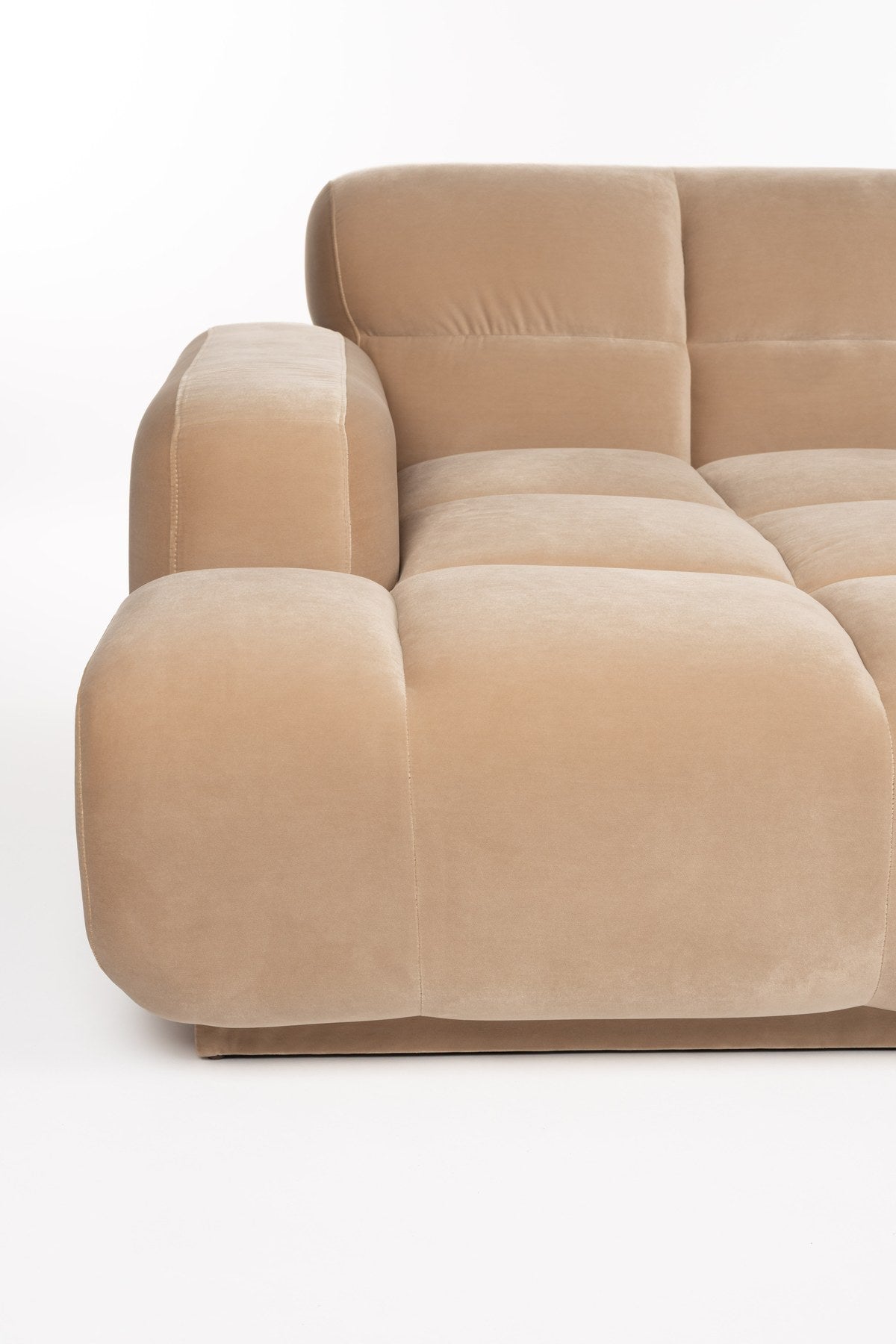 Beiges Ecksofa Hazel von Zuiver mit Chaise Longue links, Polyesterbezug, weicher Schaumstofffüllung und grosszügiger, runder Sitzform.