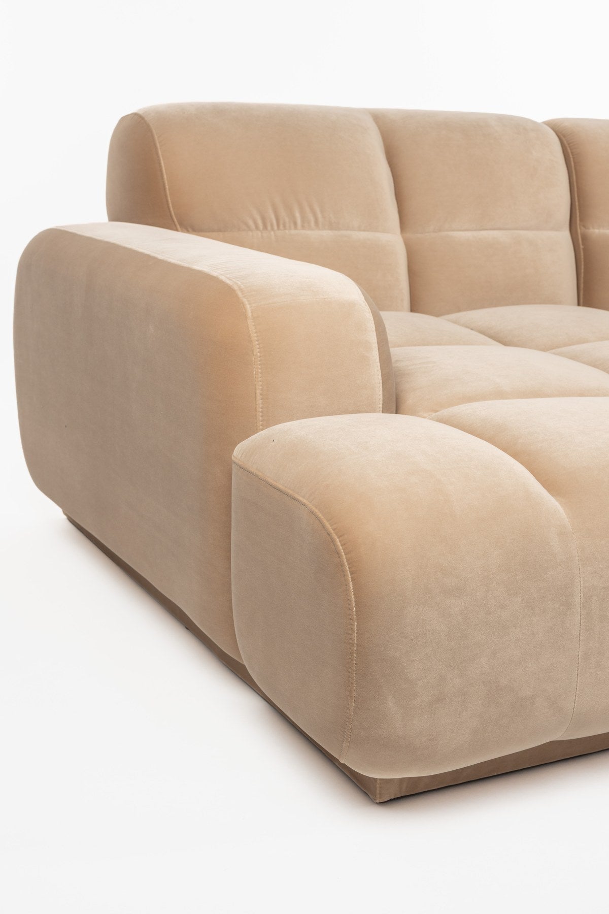 Beiges Ecksofa Hazel von Zuiver mit Chaise Longue links, Polyesterbezug, weicher Schaumstofffüllung und grosszügiger, runder Sitzform.