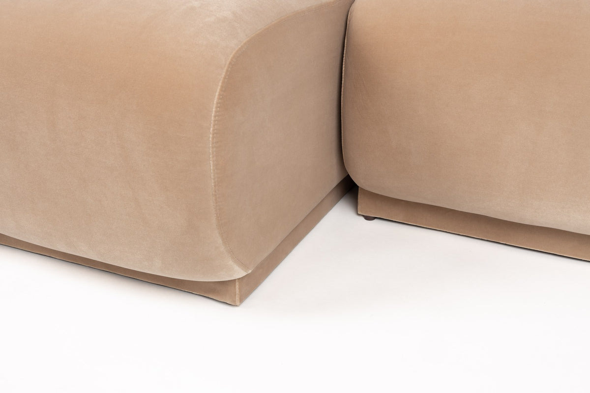 Beiges Ecksofa Hazel von Zuiver mit Chaise Longue links, Polyesterbezug, weicher Schaumstofffüllung und grosszügiger, runder Sitzform.