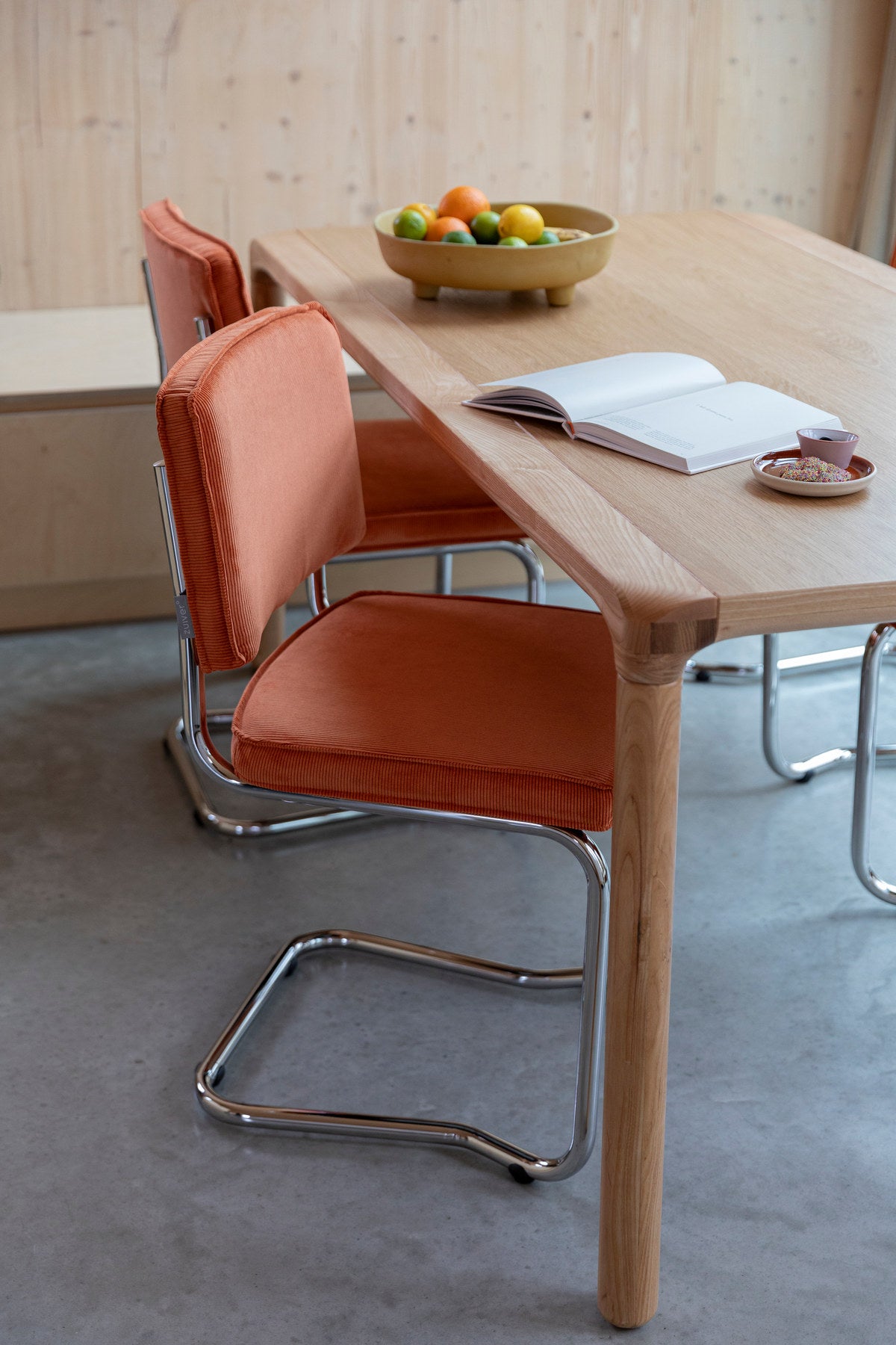 Stuhl Ridge in orange präsentiert im Onlineshop von KAQTU Design AG. Stuhl ist von Zuiver