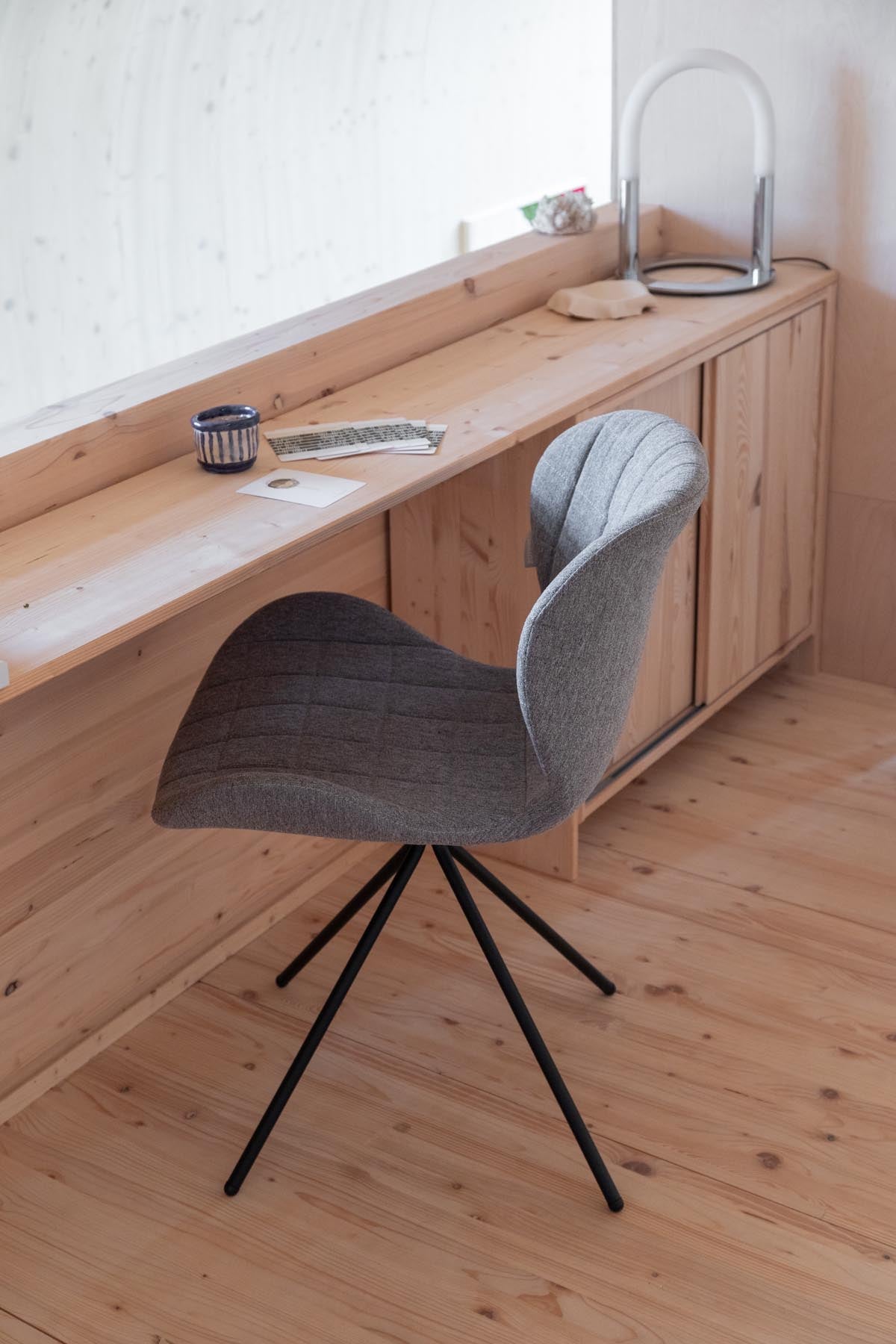 Stuhl OMG in Hellgrau präsentiert im Onlineshop von KAQTU Design AG. Stuhl ist von Zuiver
