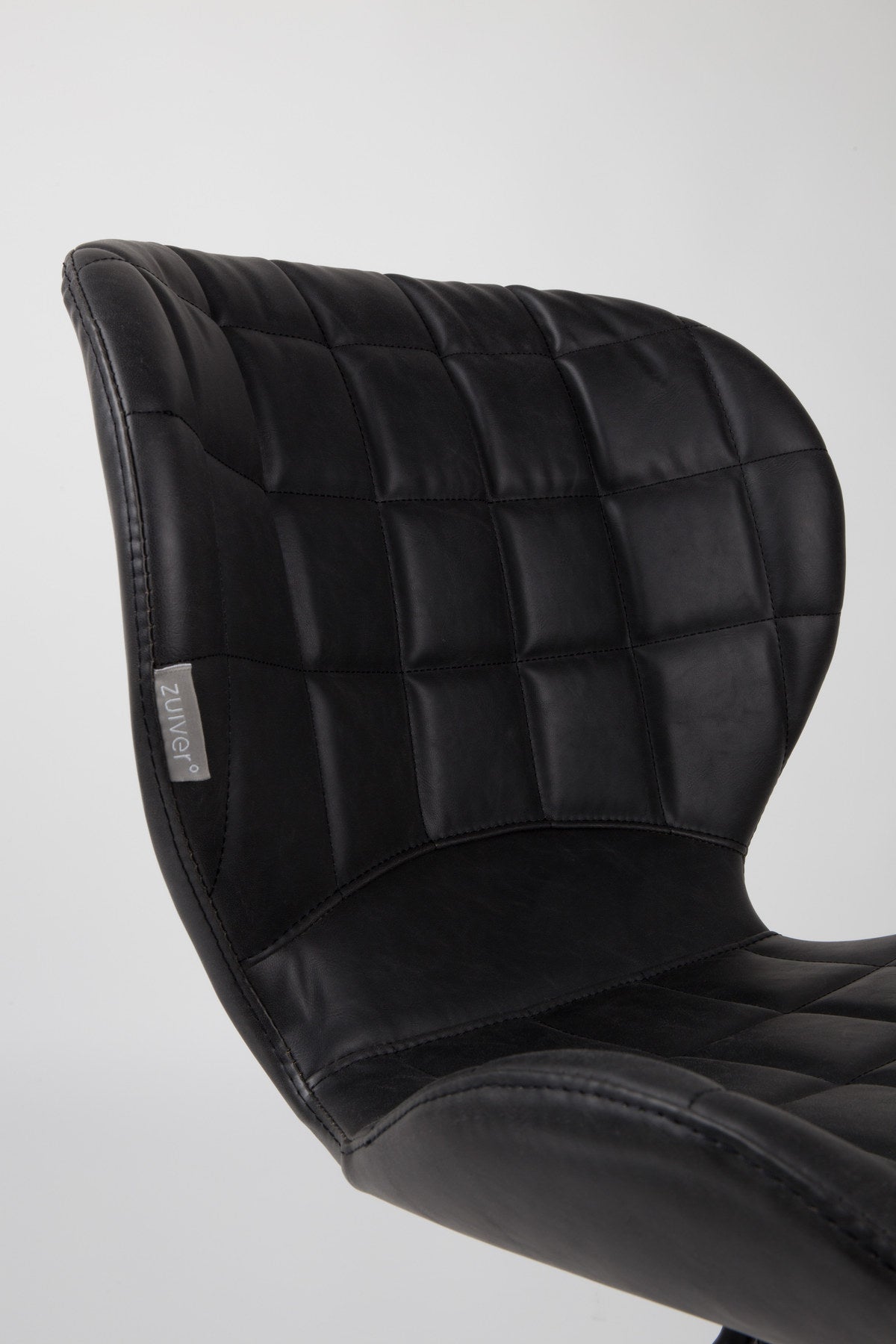 Stuhl OMG LL in Schwarz präsentiert im Onlineshop von KAQTU Design AG. Stuhl ist von Zuiver