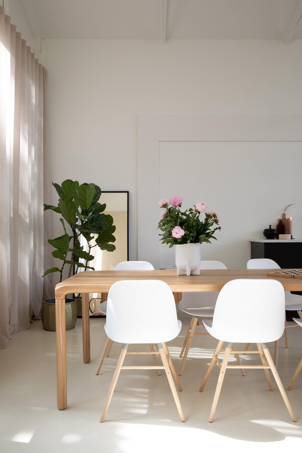 Stuhl Albert Kuip in Weiss präsentiert im Onlineshop von KAQTU Design AG. Stuhl ist von Zuiver