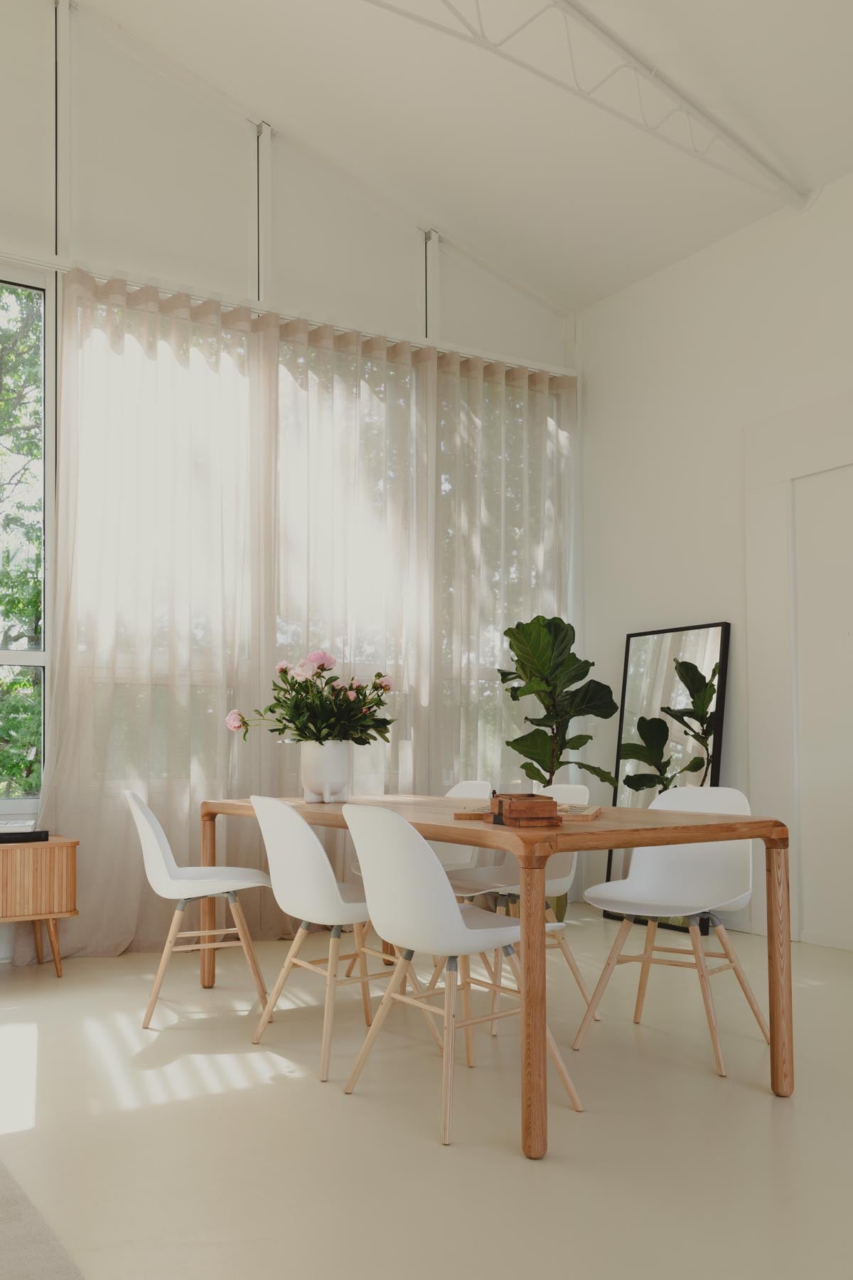 Stuhl Albert Kuip in Weiss präsentiert im Onlineshop von KAQTU Design AG. Stuhl ist von Zuiver
