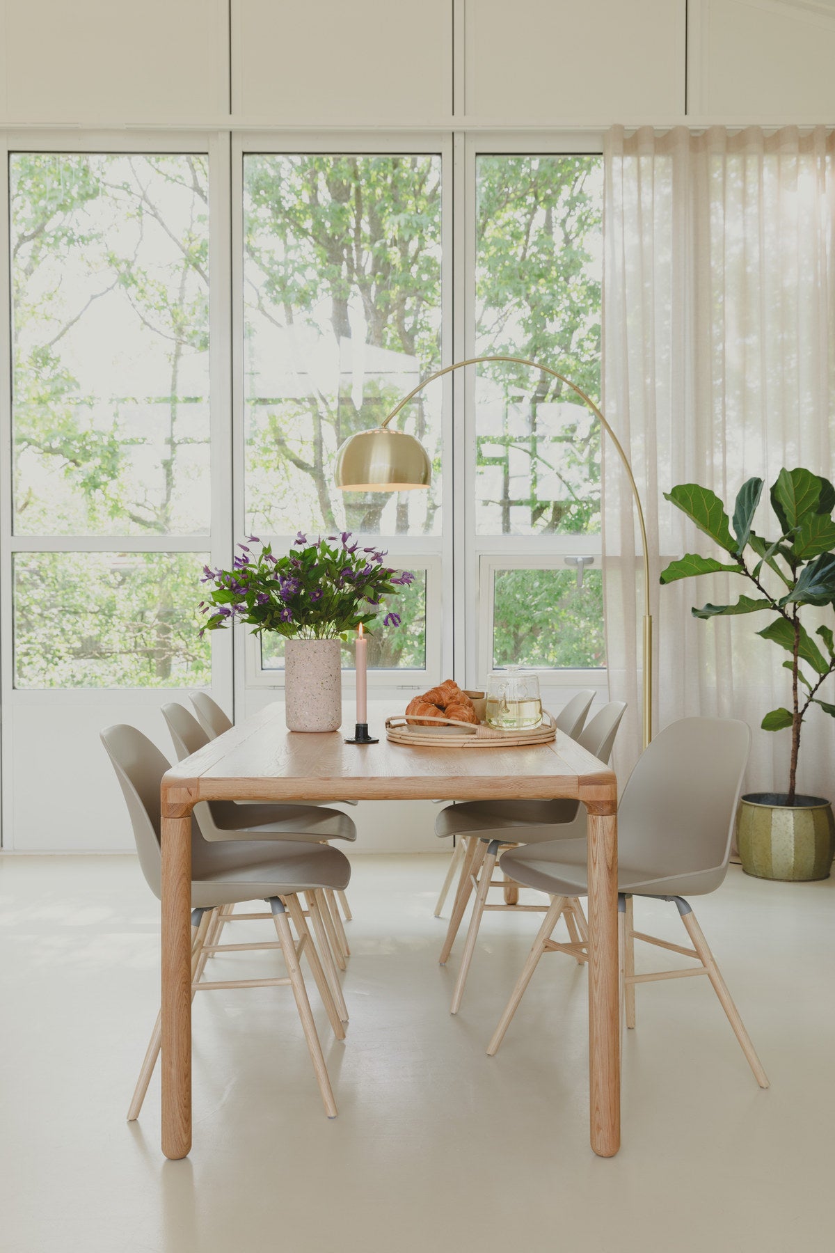 Stuhl Albert Kuip in Taupe präsentiert im Onlineshop von KAQTU Design AG. Stuhl ist von Zuiver