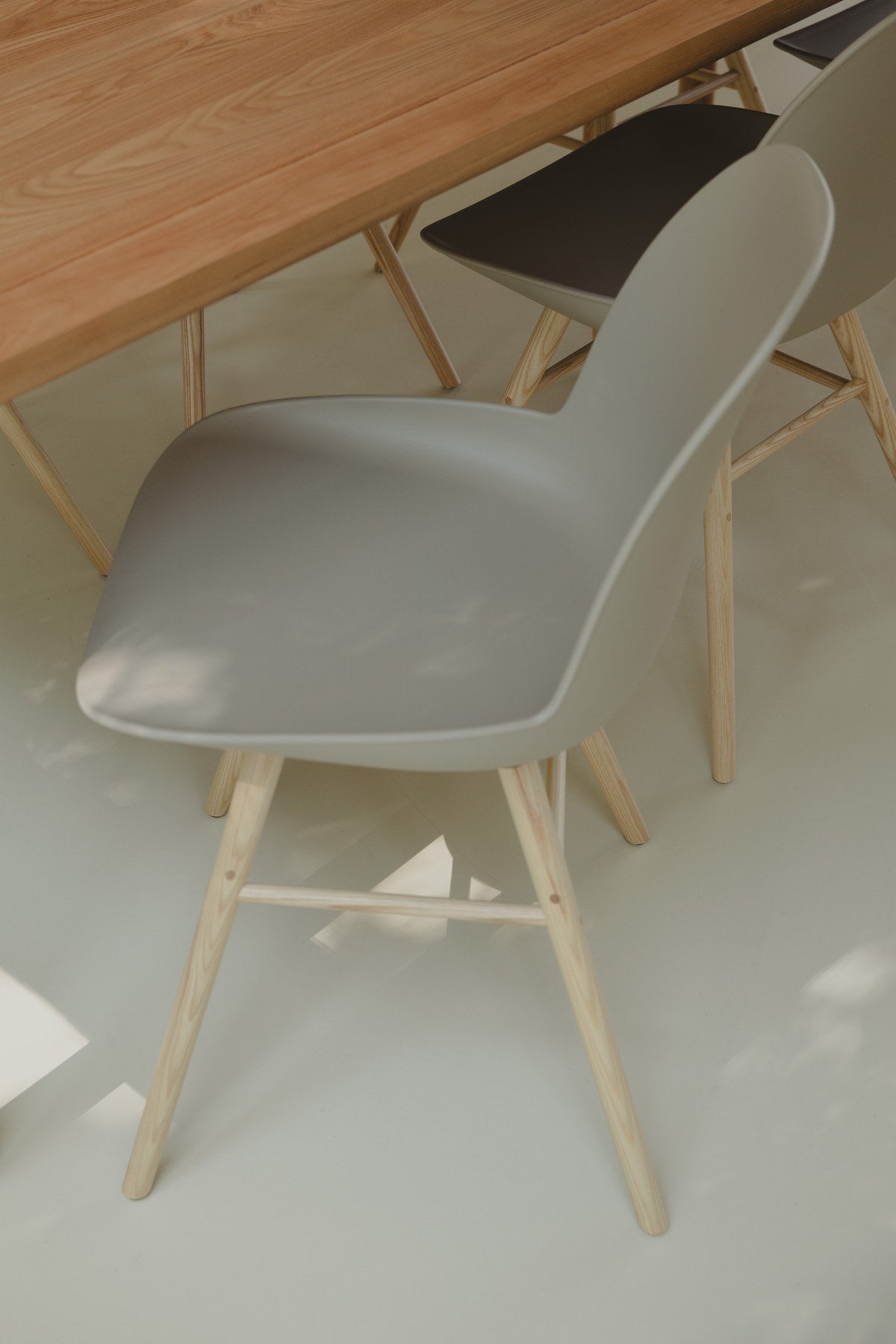 Stuhl Albert Kuip in Taupe präsentiert im Onlineshop von KAQTU Design AG. Stuhl ist von Zuiver
