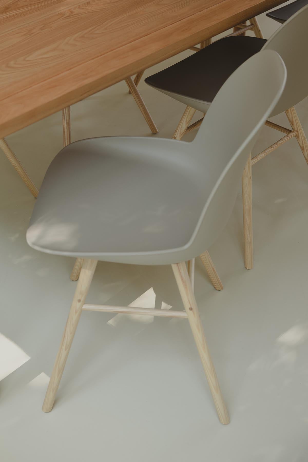 Stuhl Albert Kuip in Taupe präsentiert im Onlineshop von KAQTU Design AG. Stuhl ist von Zuiver