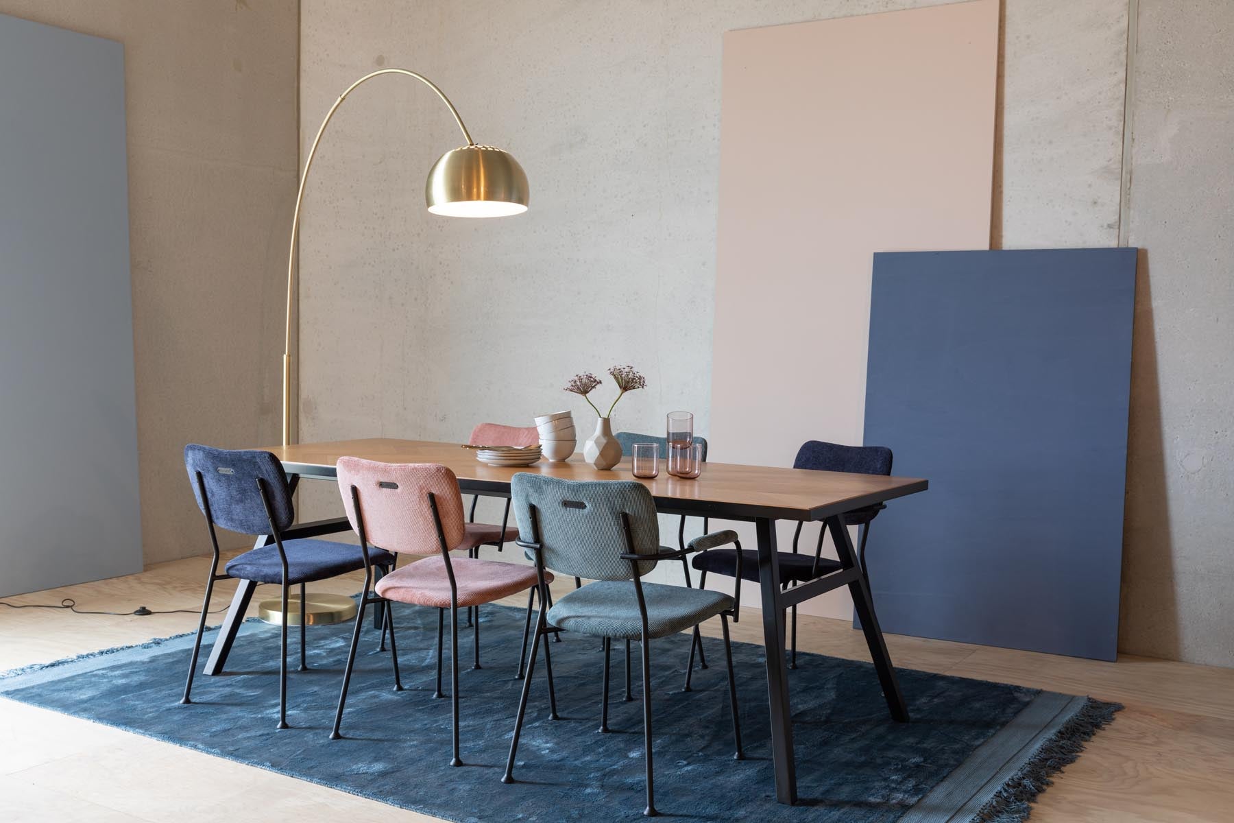 Stuhl Benson in Dunkelblau präsentiert im Onlineshop von KAQTU Design AG. Stuhl ist von Zuiver