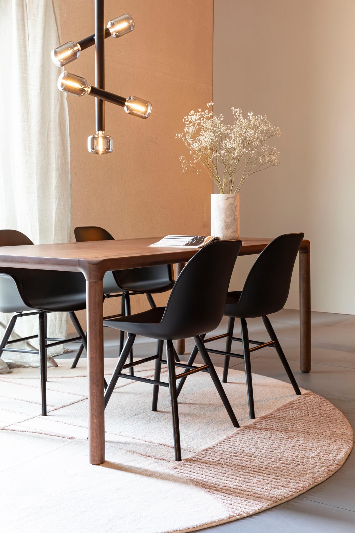 Stuhl Albert Kuip in Schwarz präsentiert im Onlineshop von KAQTU Design AG. Stuhl ist von Zuiver