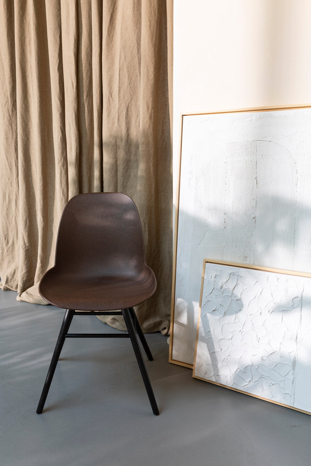 Stuhl Albert Kuip in Coffee präsentiert im Onlineshop von KAQTU Design AG. Stuhl ist von Zuiver