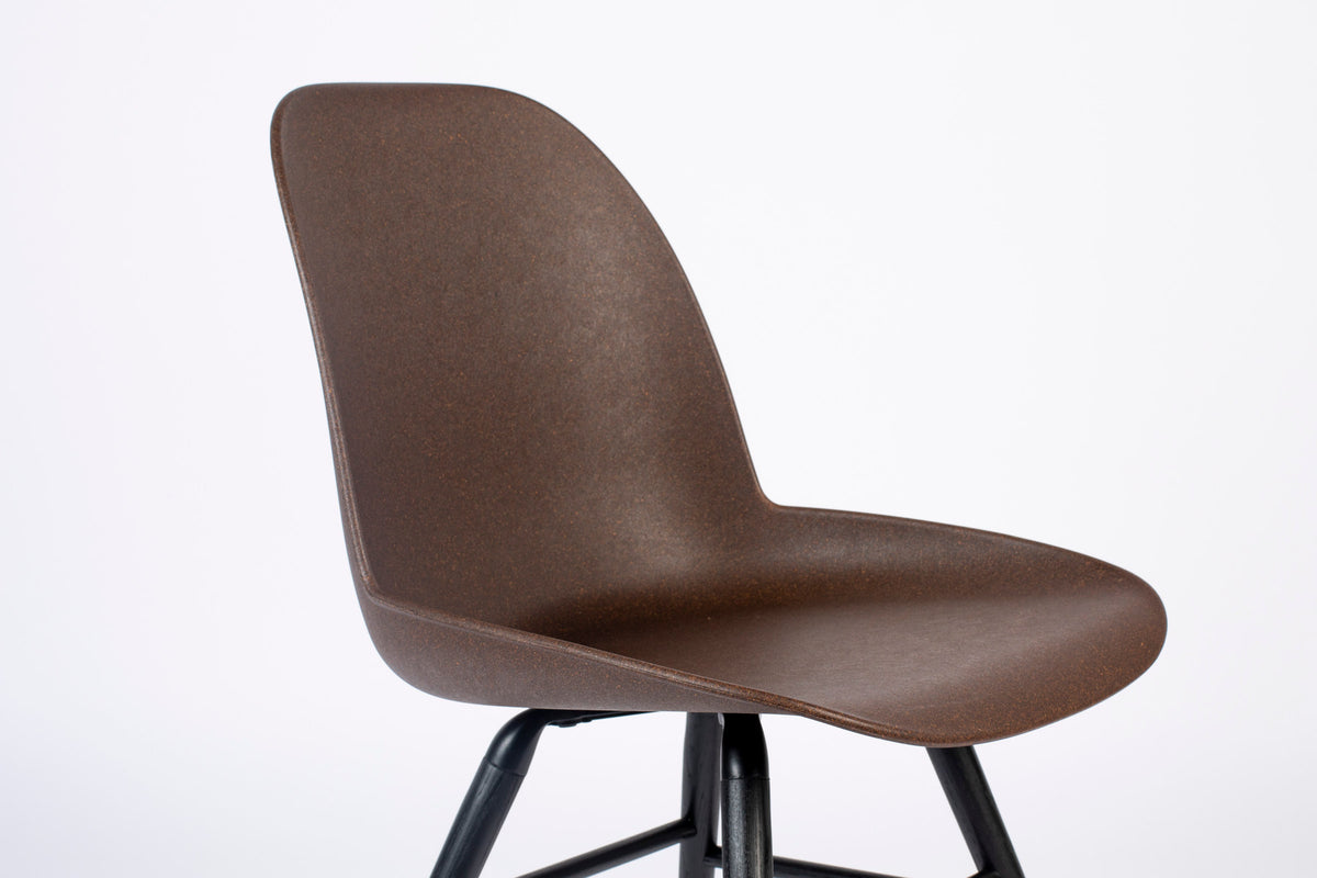 Stuhl Albert Kuip in Coffee präsentiert im Onlineshop von KAQTU Design AG. Stuhl ist von Zuiver