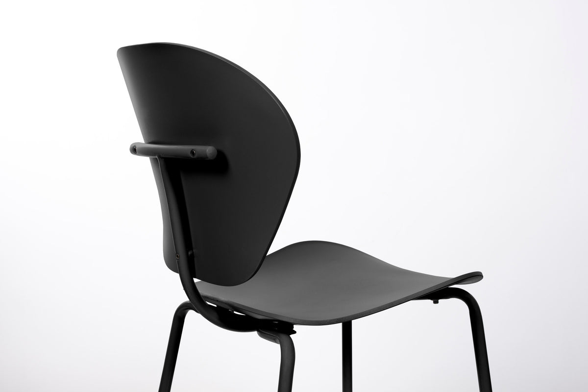 Stuhl The Ocean in Schwarz präsentiert im Onlineshop von KAQTU Design AG. Stuhl ist von Zuiver