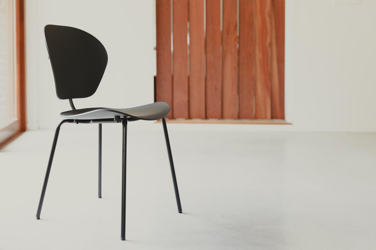 Stuhl The Ocean in Schwarz präsentiert im Onlineshop von KAQTU Design AG. Stuhl ist von Zuiver
