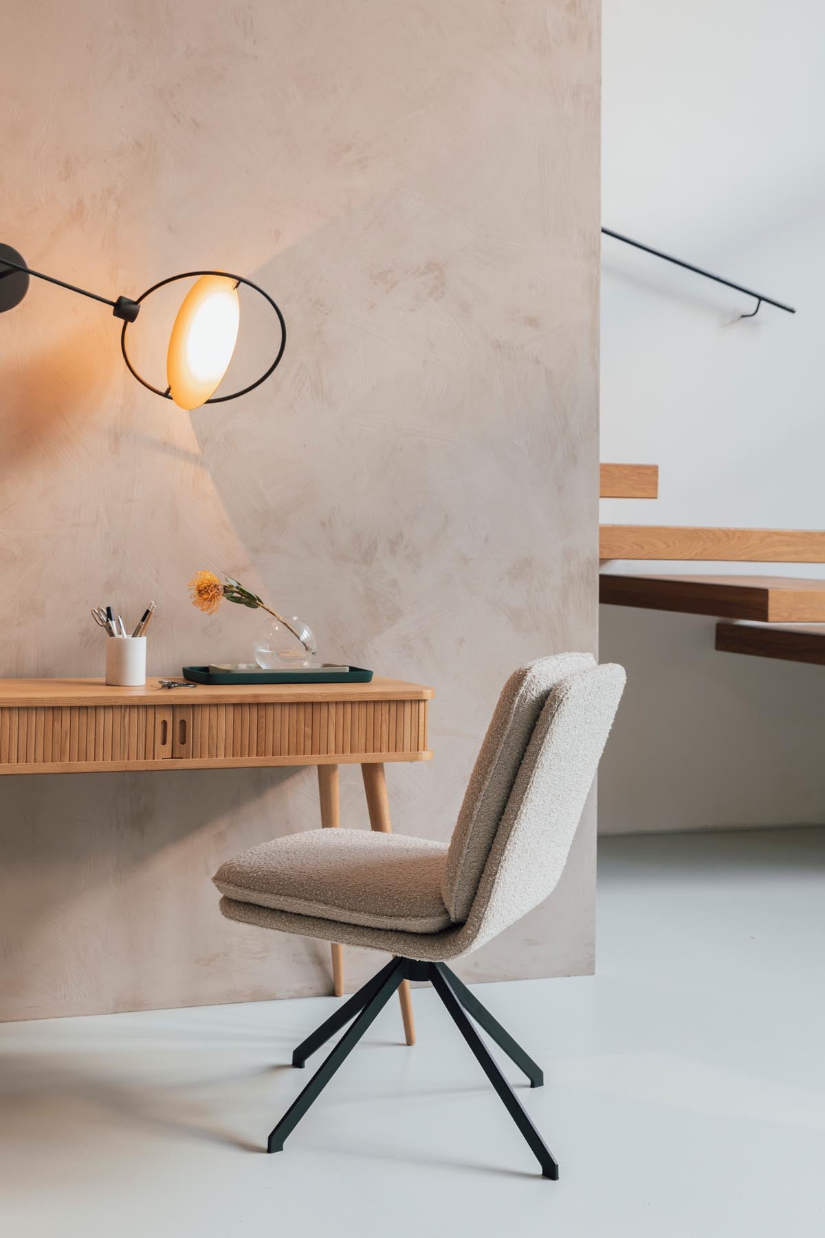 Stuhl Tyler in Weiss präsentiert im Onlineshop von KAQTU Design AG. Stuhl ist von Zuiver