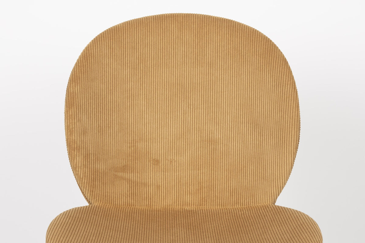 Stuhl Bonnet von Zuiver mit gepolstertem Sitz aus Cordstoff in Oker, schwarzem Metallgestell und schmaler Rückenlehne im Innenbereich.