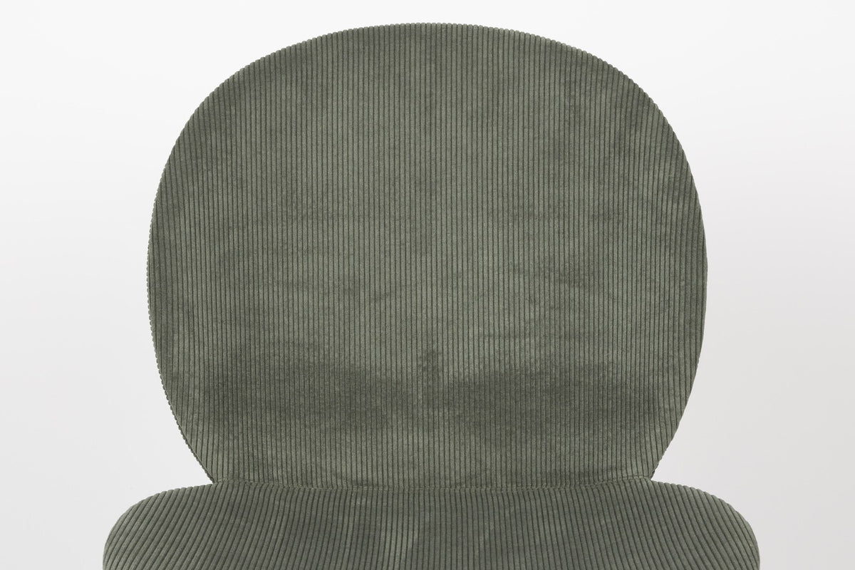Stuhl Bonnet von Zuiver mit gepolstertem Sitz aus Cordstoff in Oker, schwarzem Metallgestell und schmaler Rückenlehne im Innenbereich.