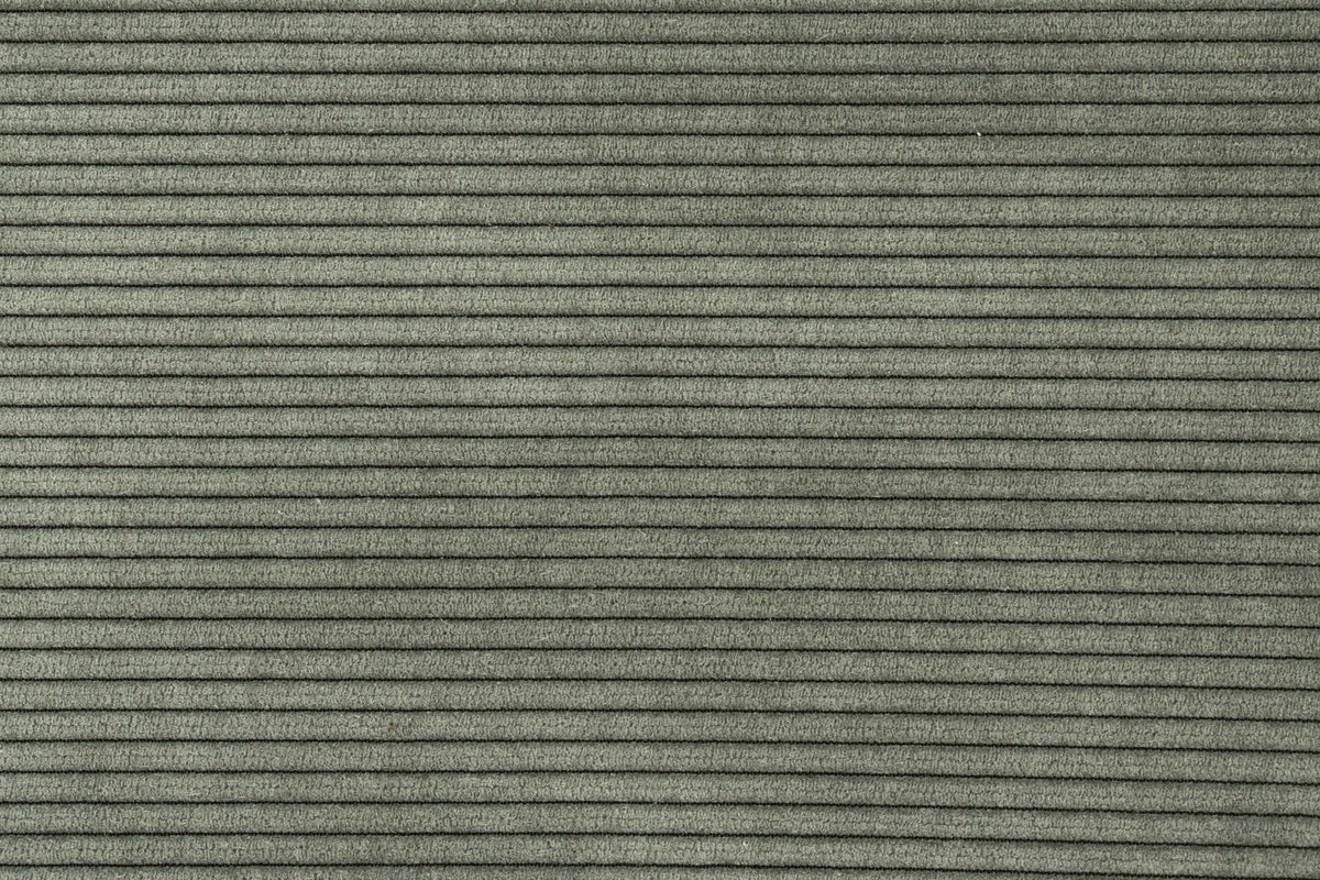 Stuhl Bonnet von Zuiver mit gepolstertem Sitz aus Cordstoff in Oker, schwarzem Metallgestell und schmaler Rückenlehne im Innenbereich.