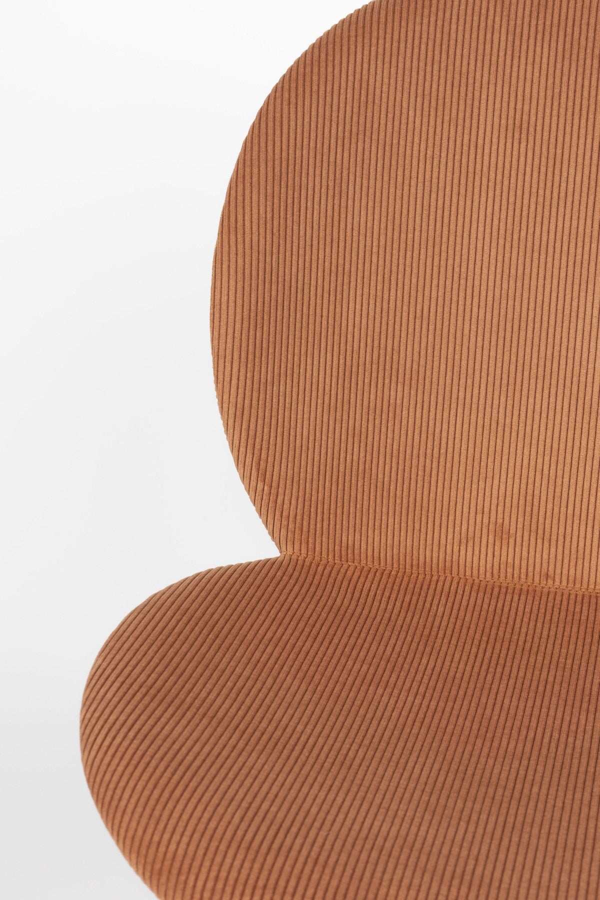 Stuhl Bonnet von Zuiver mit gepolstertem Sitz aus Cordstoff in Oker, schwarzem Metallgestell und schmaler Rückenlehne im Innenbereich.
