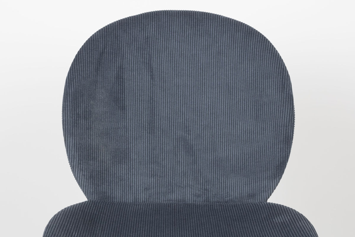 Stuhl Bonnet von Zuiver mit gepolstertem Sitz aus Cordstoff in Oker, schwarzem Metallgestell und schmaler Rückenlehne im Innenbereich.