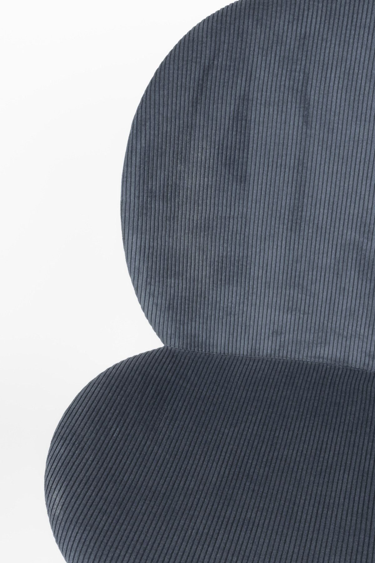 Stuhl Bonnet von Zuiver mit gepolstertem Sitz aus Cordstoff in Oker, schwarzem Metallgestell und schmaler Rückenlehne im Innenbereich.