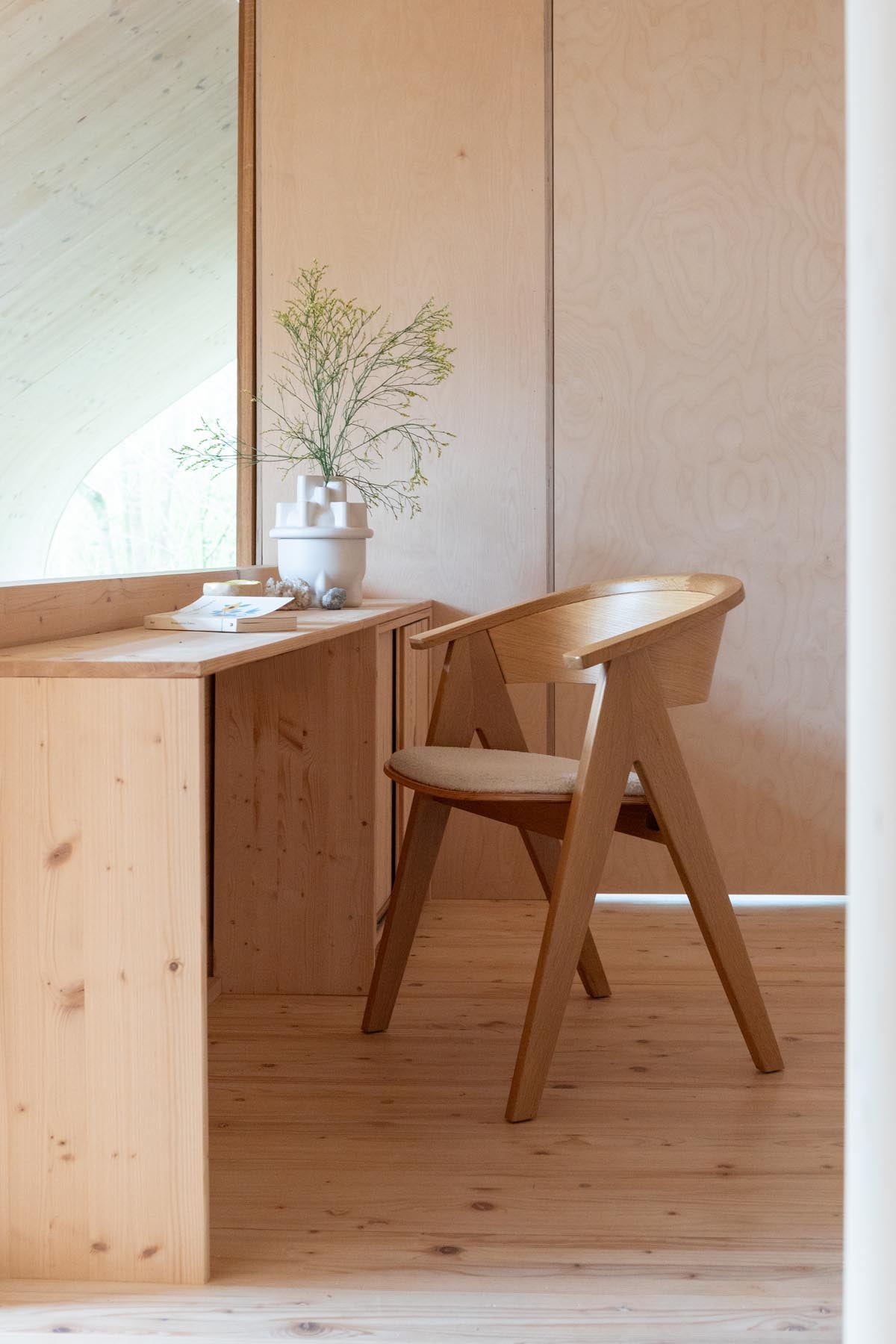 Stuhl Ndsm in Braun präsentiert im Onlineshop von KAQTU Design AG. Schalenstuhl mit Armlehne ist von Zuiver