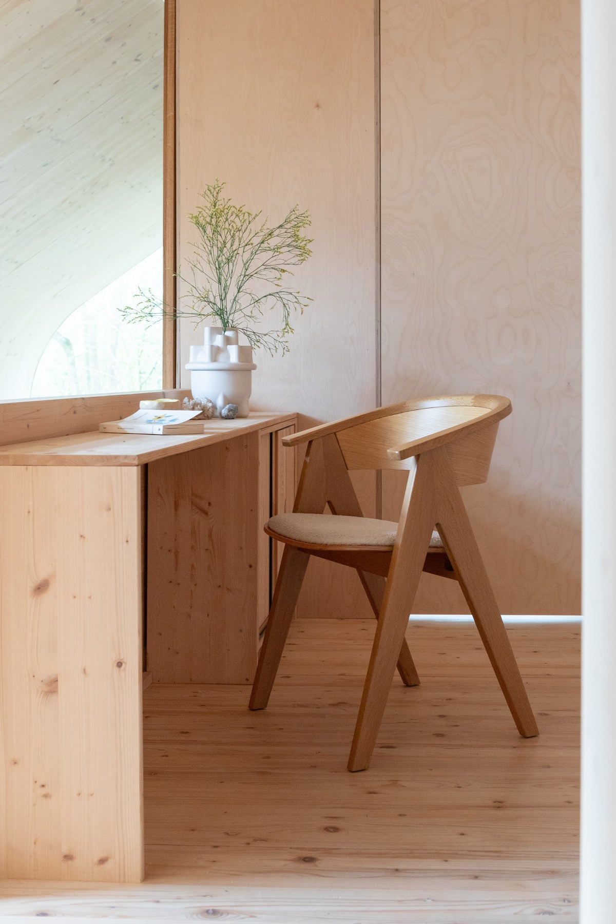 Stuhl Ndsm in Braun präsentiert im Onlineshop von KAQTU Design AG. Schalenstuhl mit Armlehne ist von Zuiver
