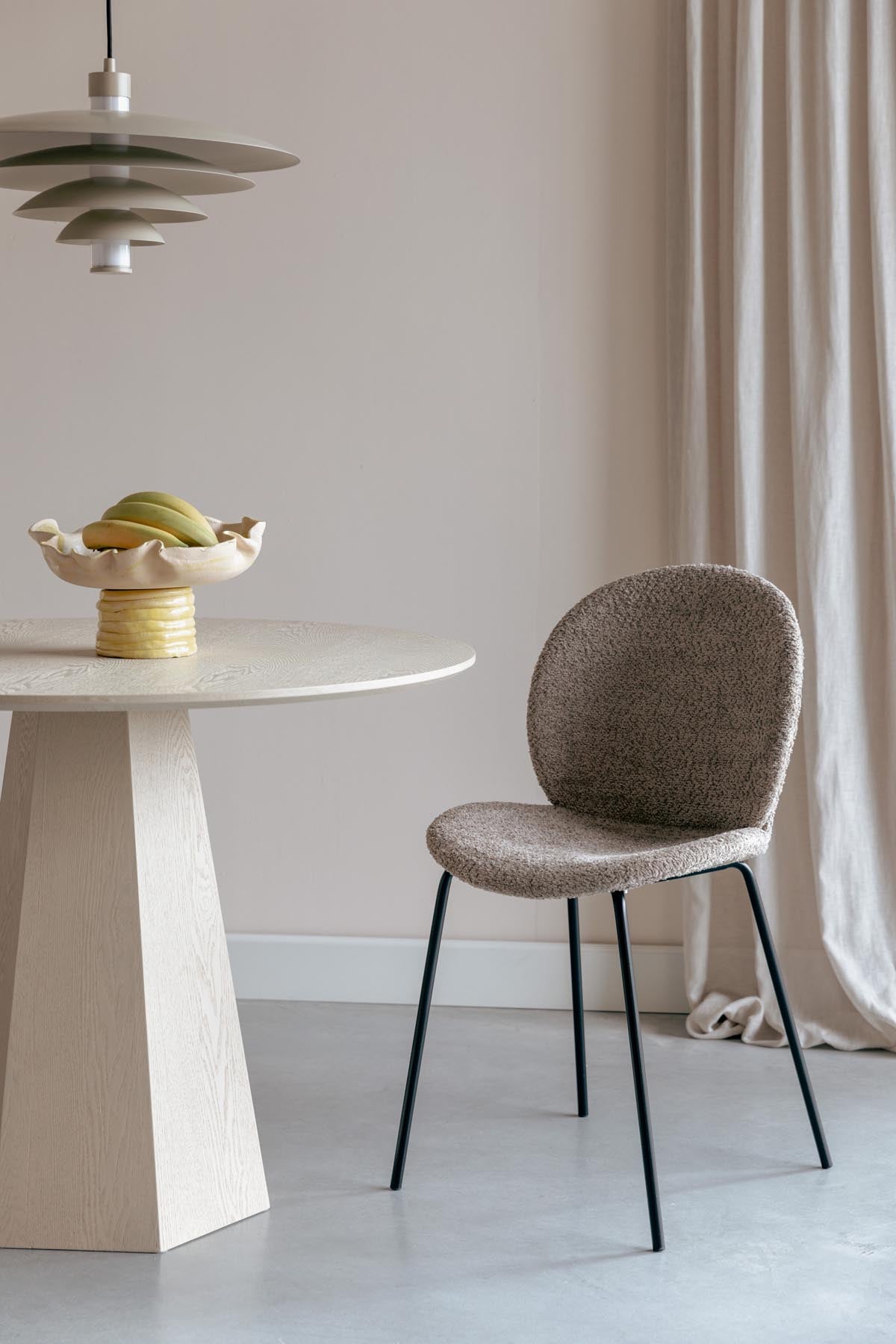 Bonnet Stuhl Beige in beige präsentiert im Onlineshop von KAQTU Design AG. Stuhl ist von Zuiver