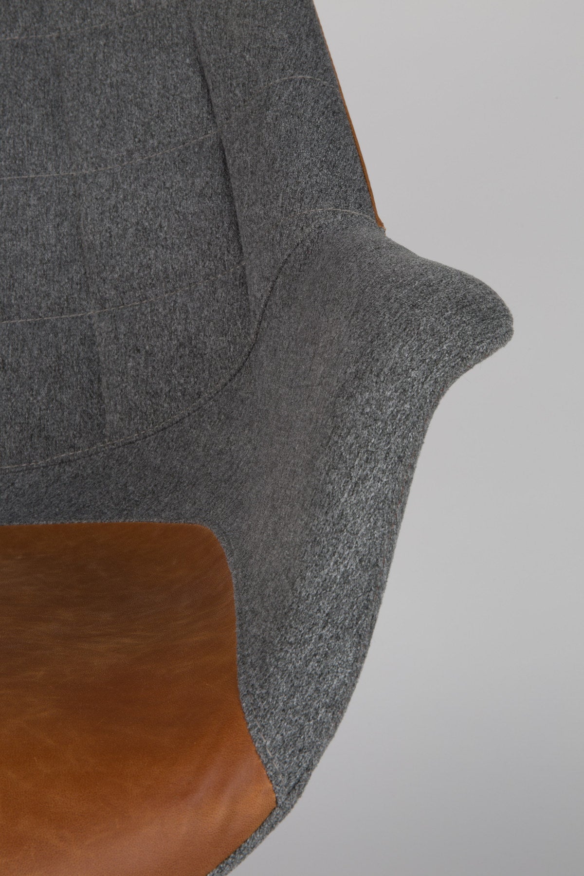 Armlehnstuhl Doulton in Braun präsentiert im Onlineshop von KAQTU Design AG. Stuhl mit Armlehne ist von Zuiver