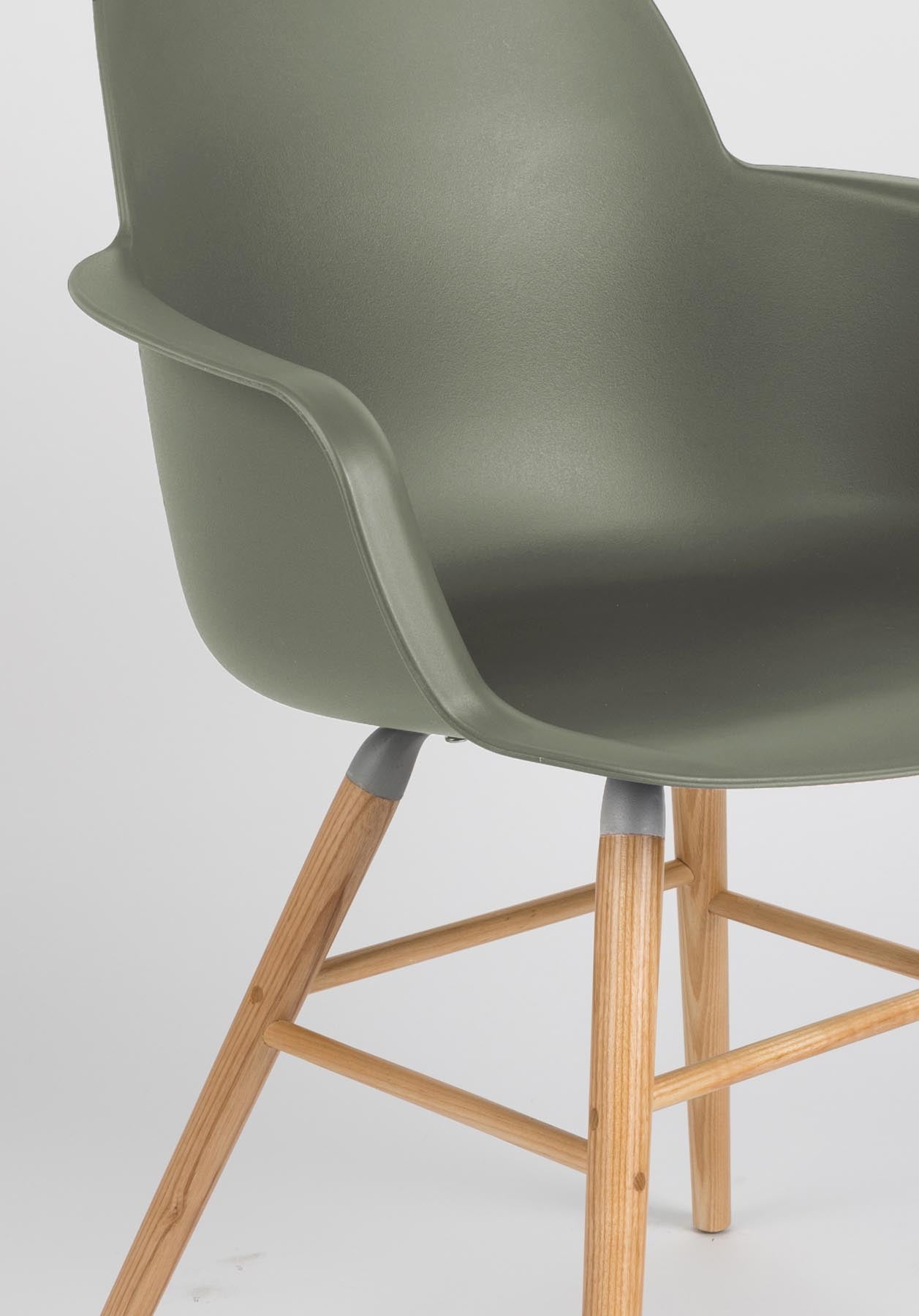 Armlehnstuhl Albert Kuip  in Grün präsentiert im Onlineshop von KAQTU Design AG. Stuhl mit Armlehne ist von Zuiver