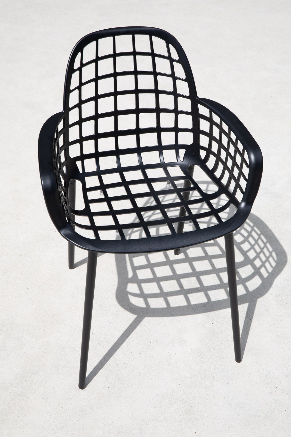 Gartenstuhl mit Armlehne Albert Kuip in Schwarz präsentiert im Onlineshop von KAQTU Design AG. Gartenstuhl mit Armlehnen ist von Zuiver