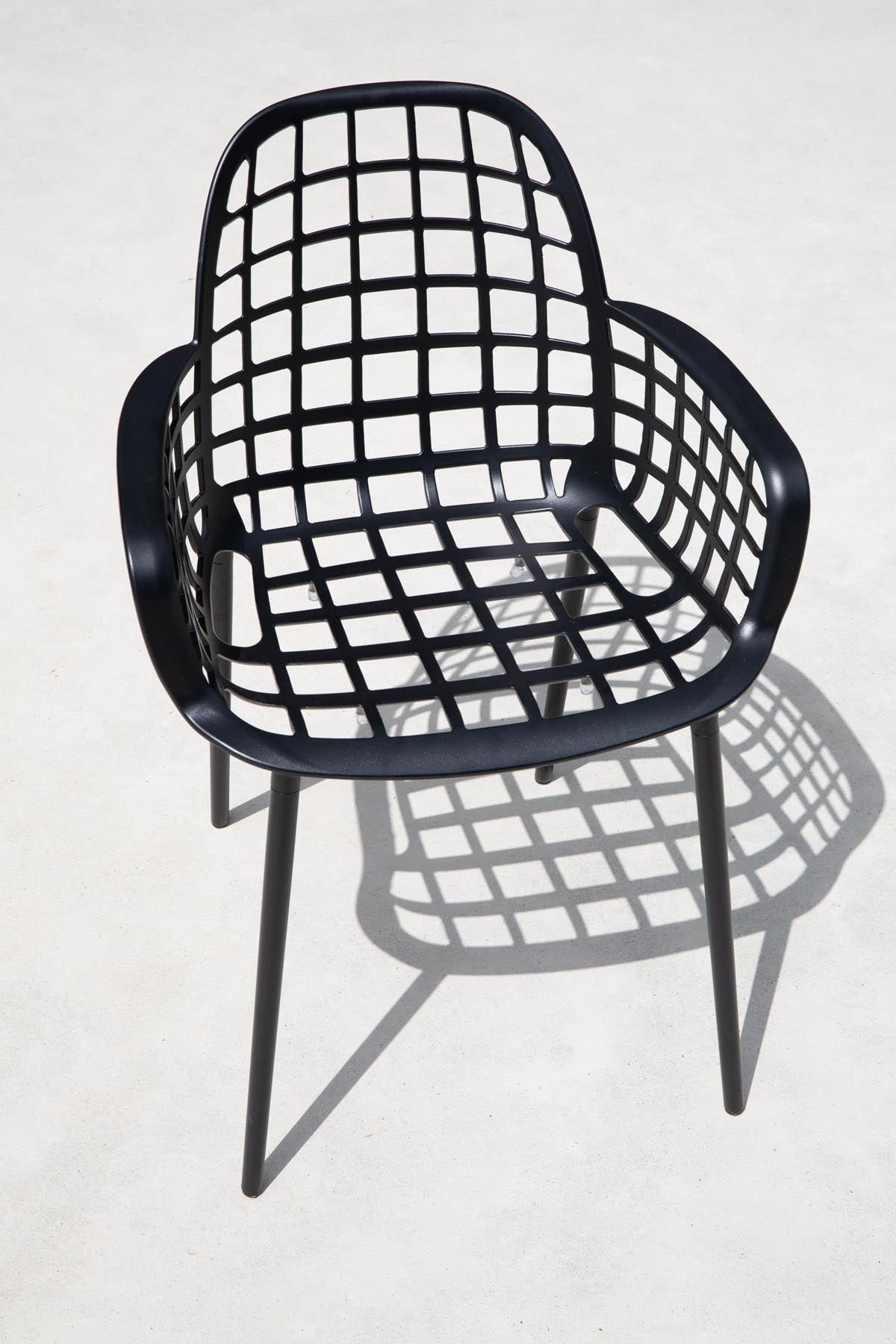 Gartenstuhl mit Armlehne Albert Kuip in Schwarz präsentiert im Onlineshop von KAQTU Design AG. Gartenstuhl mit Armlehnen ist von Zuiver