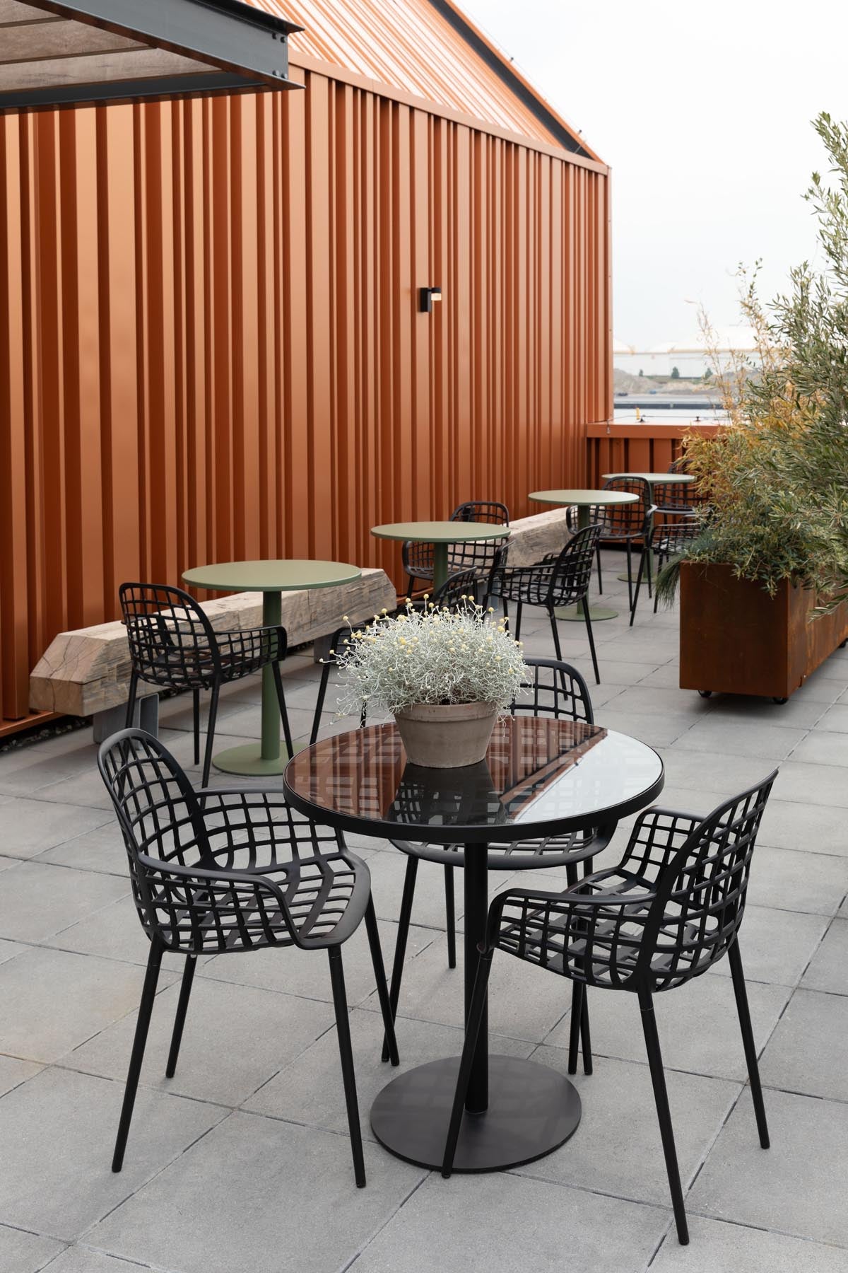 Gartenstuhl mit Armlehne Albert Kuip in Schwarz präsentiert im Onlineshop von KAQTU Design AG. Gartenstuhl mit Armlehnen ist von Zuiver