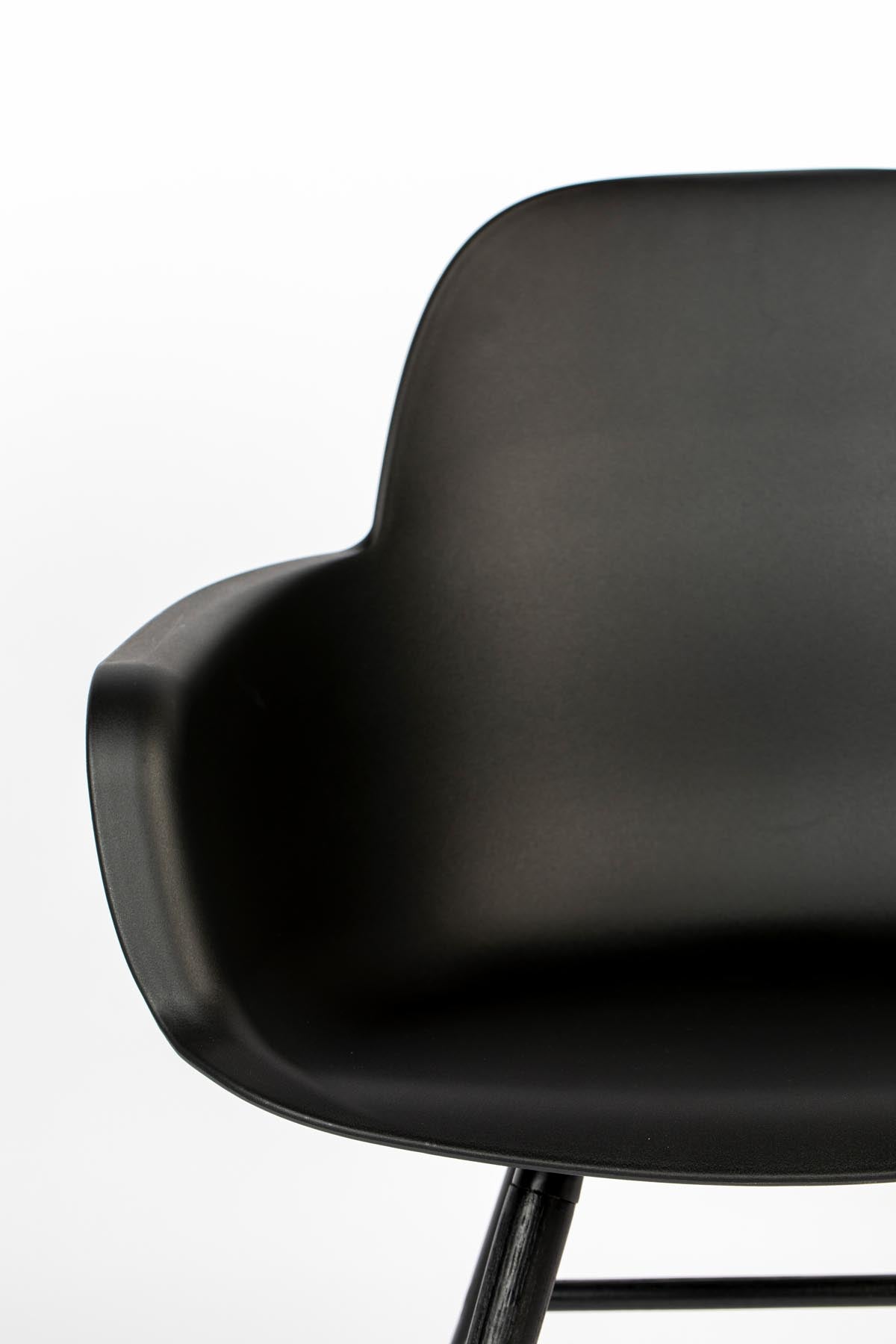 Armlehnstuhl Albert Kuip  in Schwarz präsentiert im Onlineshop von KAQTU Design AG. Stuhl mit Armlehne ist von Zuiver