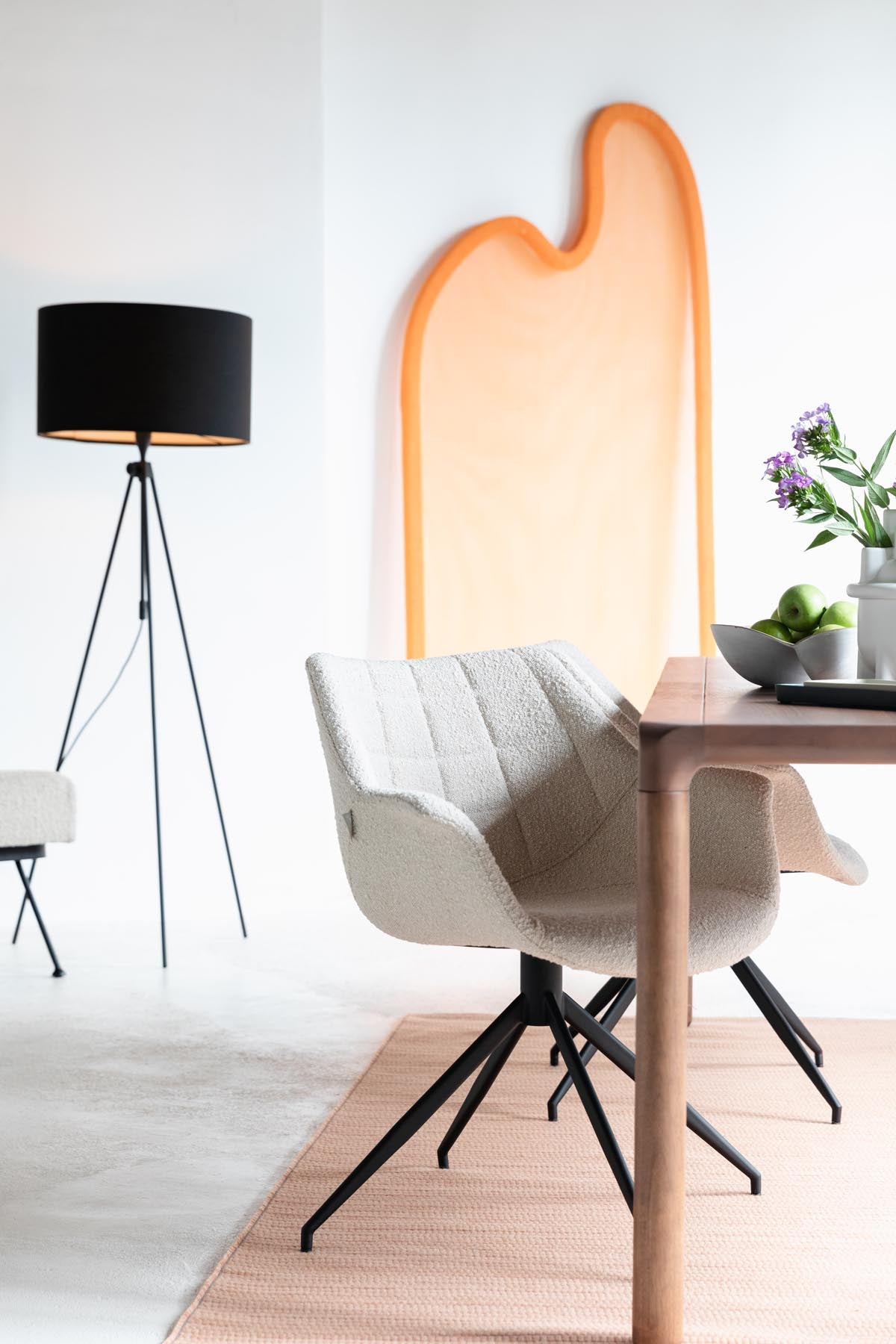 Armlehnstuhl Doulton Swivel in Natural präsentiert im Onlineshop von KAQTU Design AG. Dreh-Schalenstuhl mit Armlehnen ist von Zuiver
