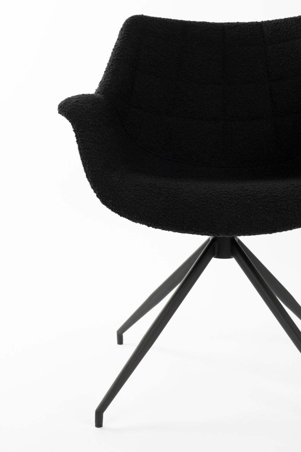 Armlehnstuhl Doulton Swivel in Schwarz präsentiert im Onlineshop von KAQTU Design AG. Dreh-Schalenstuhl mit Armlehnen ist von Zuiver