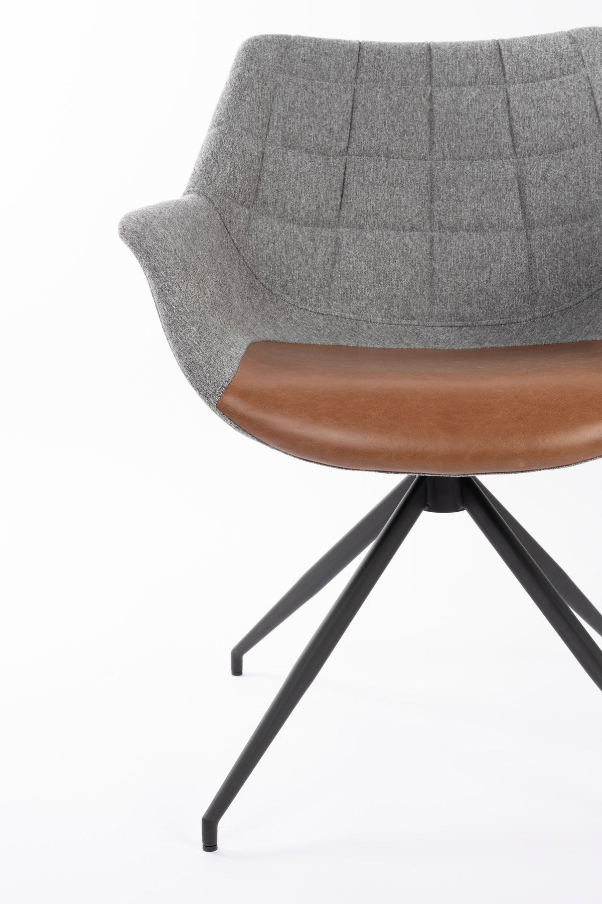 Armlehnstuhl Doulton Swivel in Braun präsentiert im Onlineshop von KAQTU Design AG. Dreh-Schalenstuhl mit Armlehnen ist von Zuiver