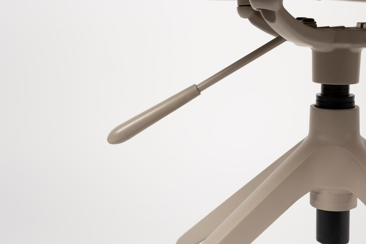 Bürostuhl mit Armlehne Albert Kuip in Taupe präsentiert im Onlineshop von KAQTU Design AG. Bürostuhl mit Armlehne ist von Zuiver