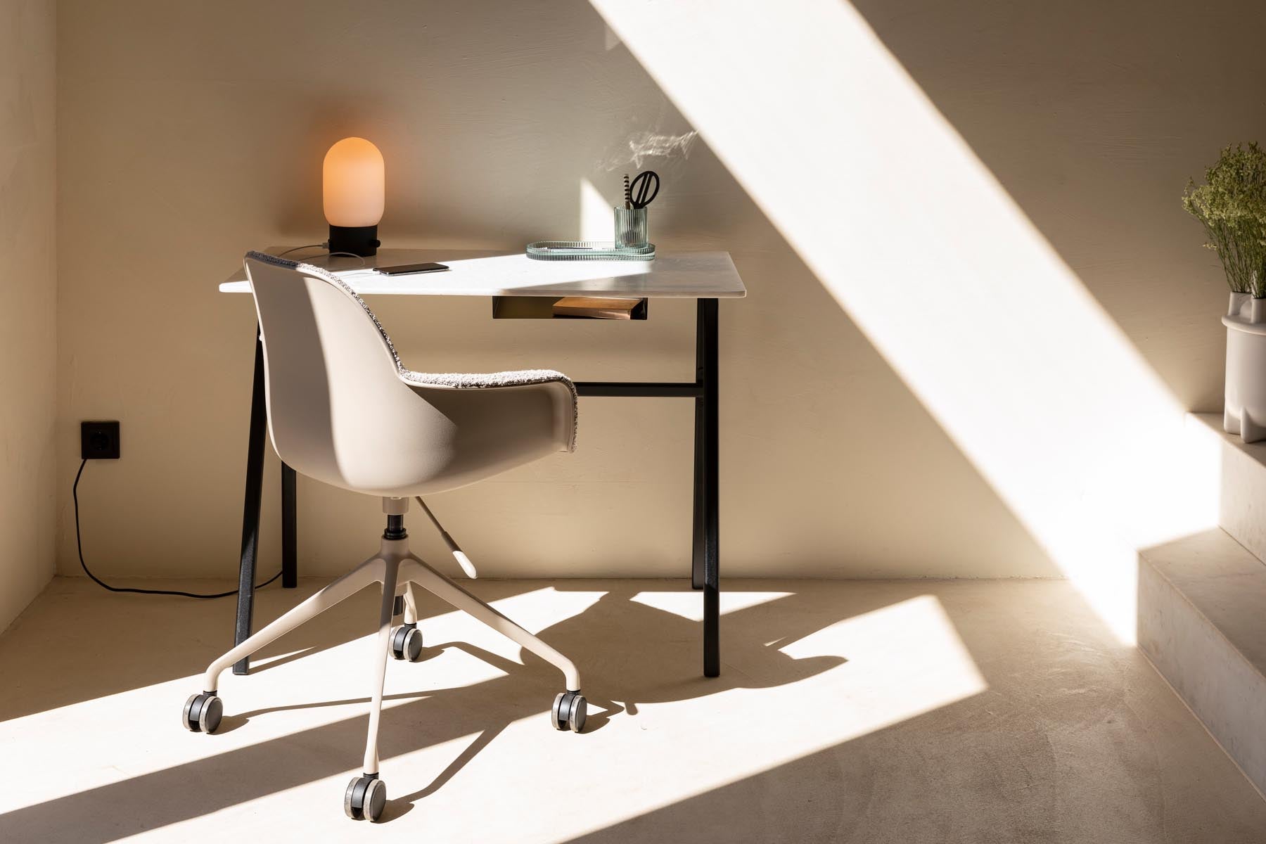 Bürostuhl mit Armlehne Albert Kuip  in Taupe präsentiert im Onlineshop von KAQTU Design AG. Bürostuhl mit Armlehne ist von Zuiver