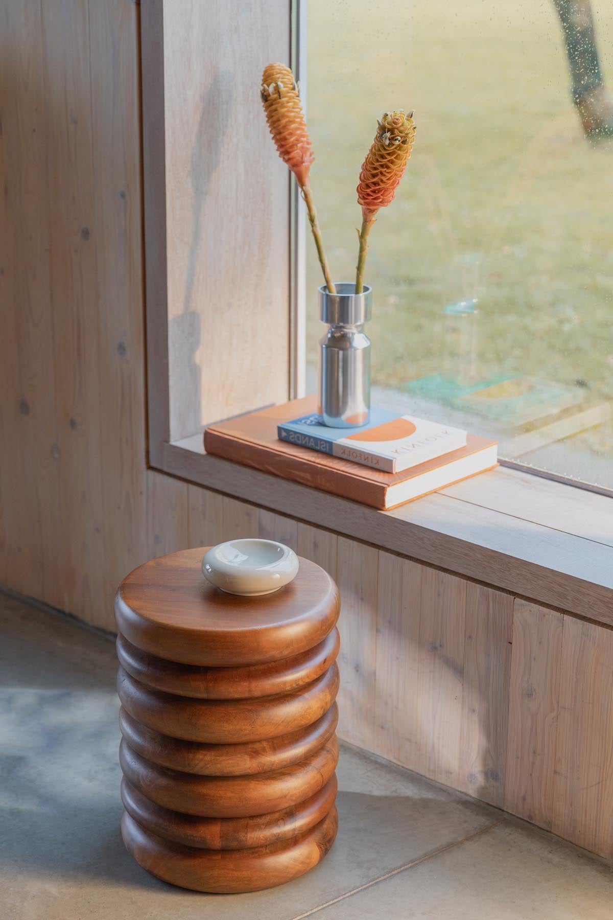 Disc Hocker in Braun präsentiert im Onlineshop von KAQTU Design AG. Hocker ist von Zuiver