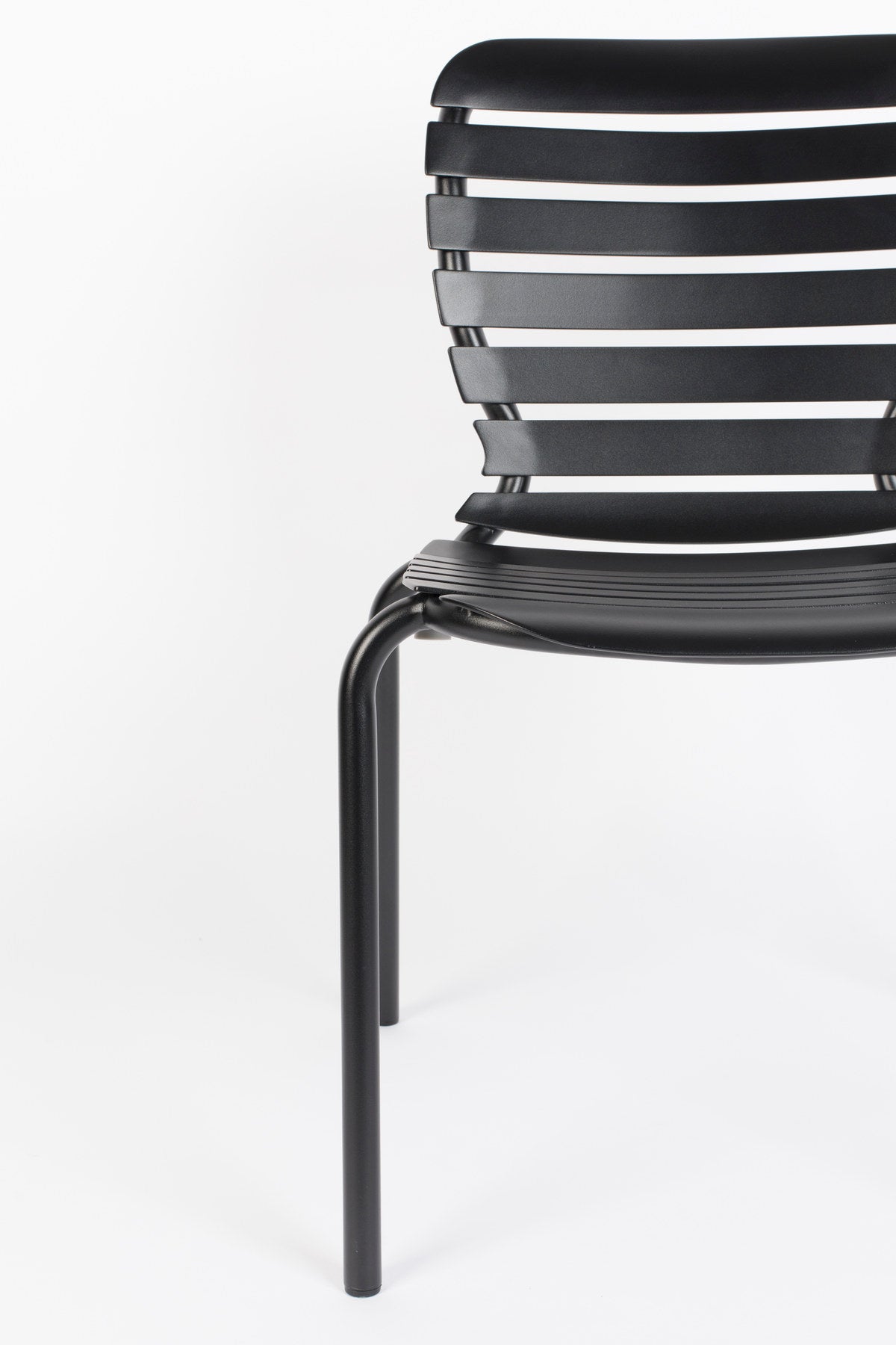Gartenstuhl Vondel in Schwarz präsentiert im Onlineshop von KAQTU Design AG. Gartenstuhl ist von Zuiver