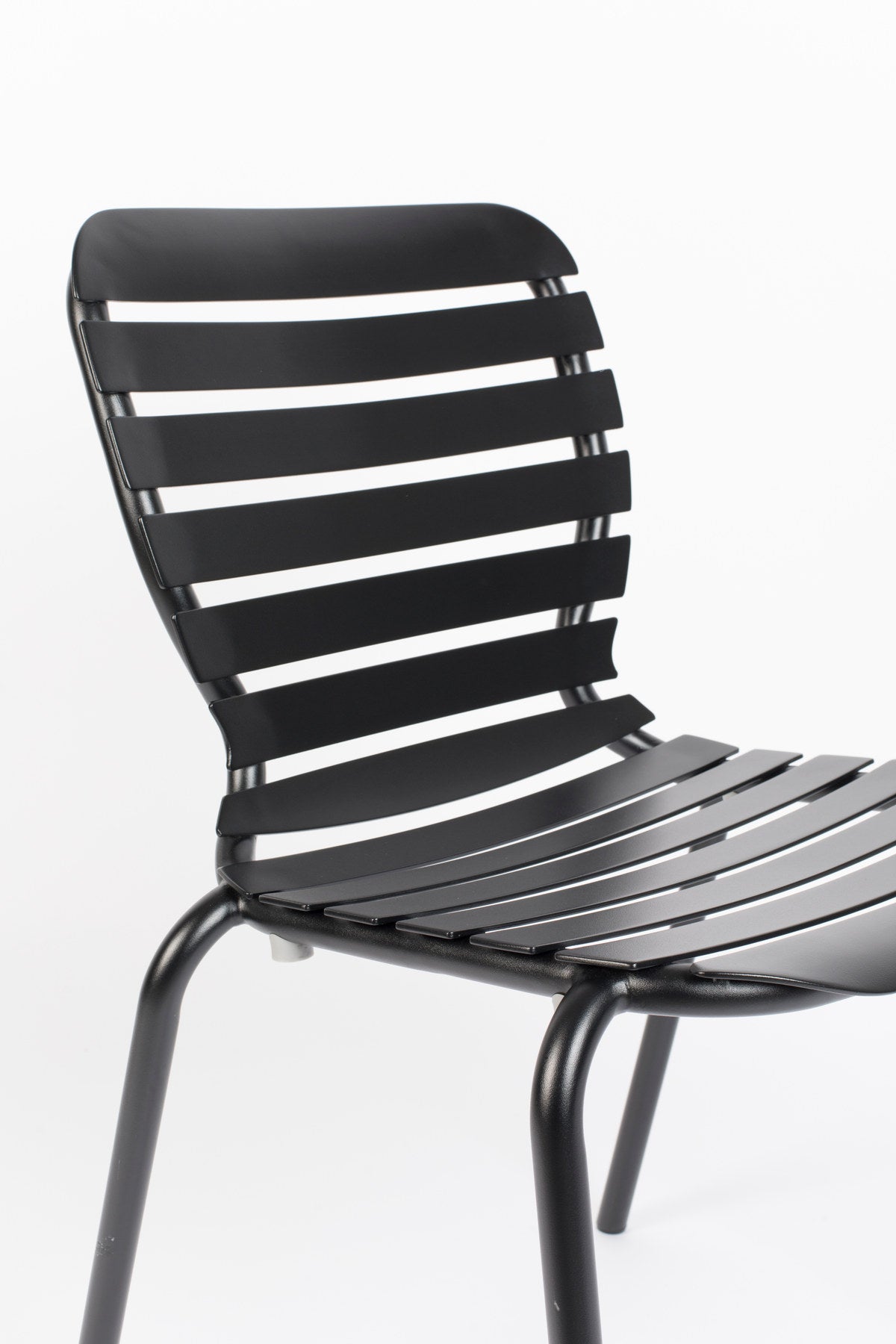 Gartenstuhl Vondel in Schwarz präsentiert im Onlineshop von KAQTU Design AG. Gartenstuhl ist von Zuiver