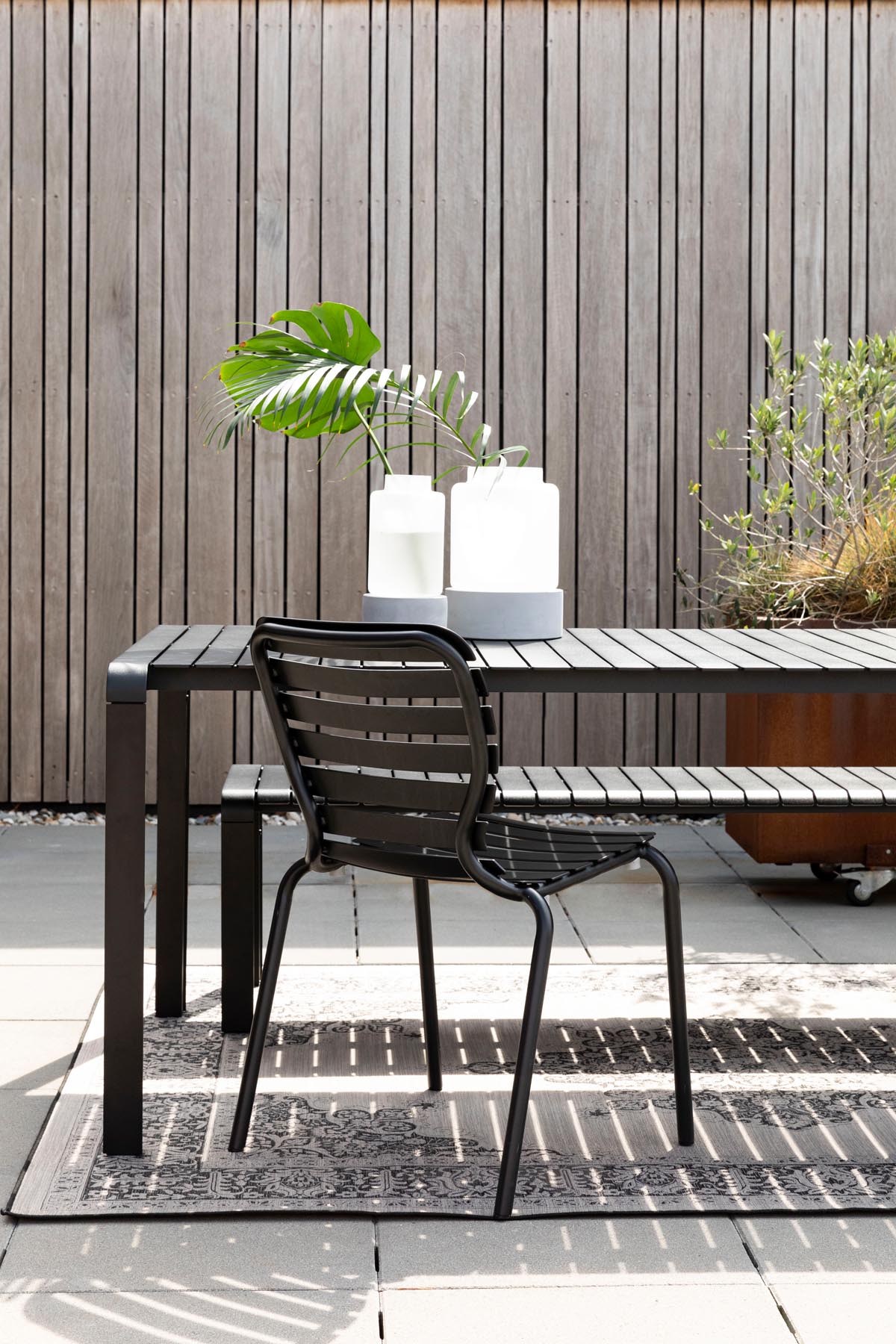 Gartenstuhl Vondel in Schwarz präsentiert im Onlineshop von KAQTU Design AG. Gartenstuhl ist von Zuiver
