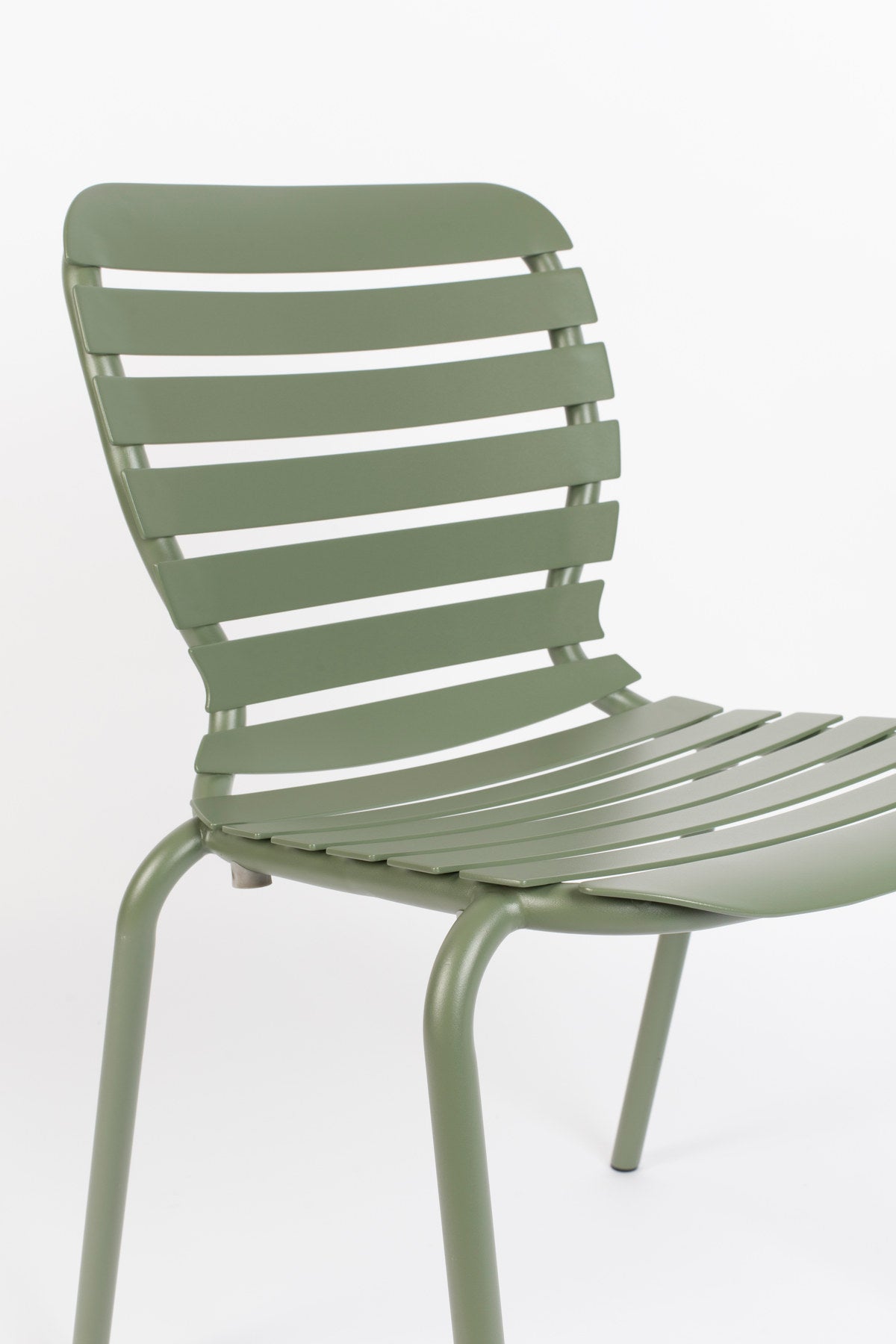 Gartenstuhl Vondel in Grün präsentiert im Onlineshop von KAQTU Design AG. Gartenstuhl ist von Zuiver