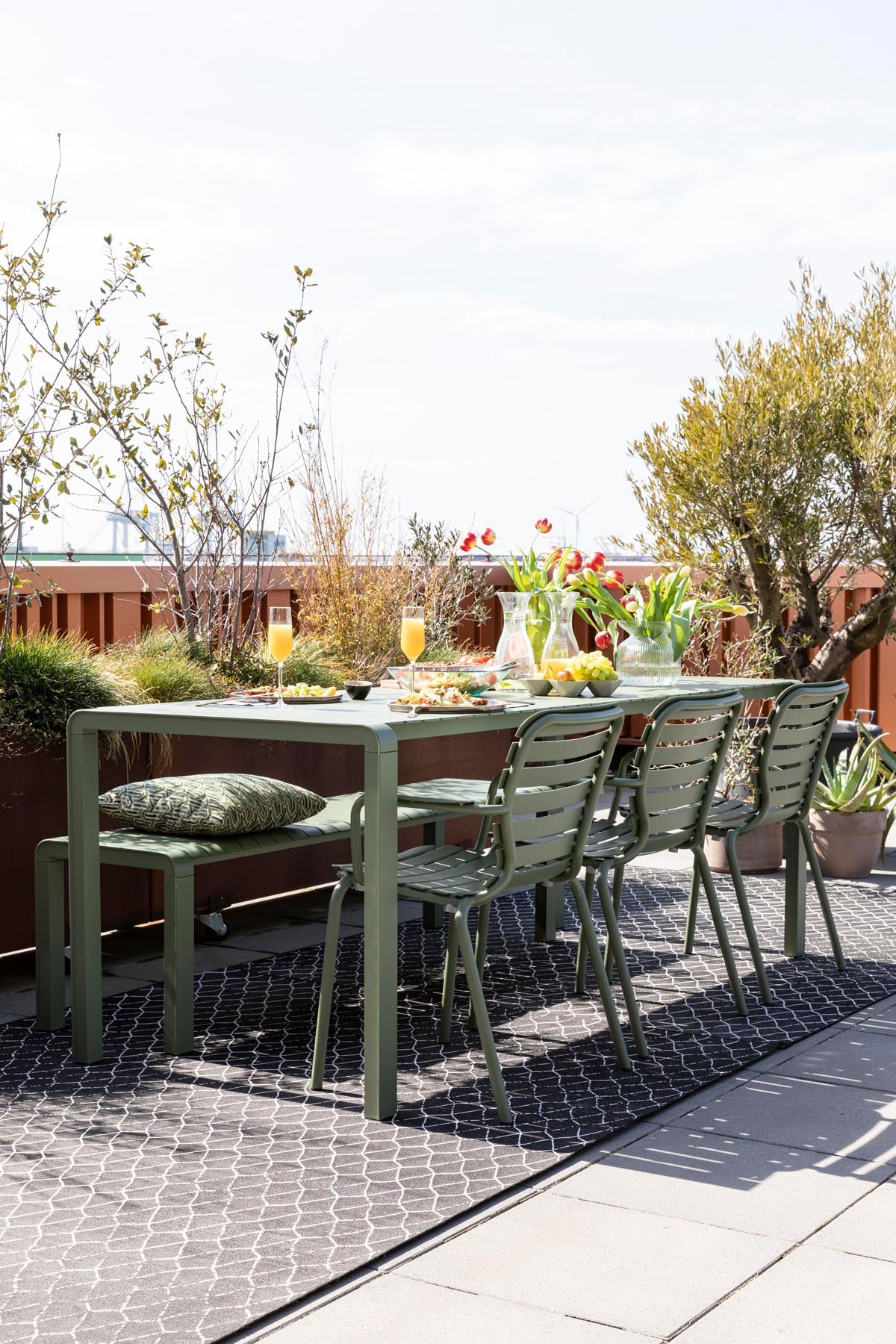 Gartenstuhl Vondel in Grün präsentiert im Onlineshop von KAQTU Design AG. Gartenstuhl ist von Zuiver