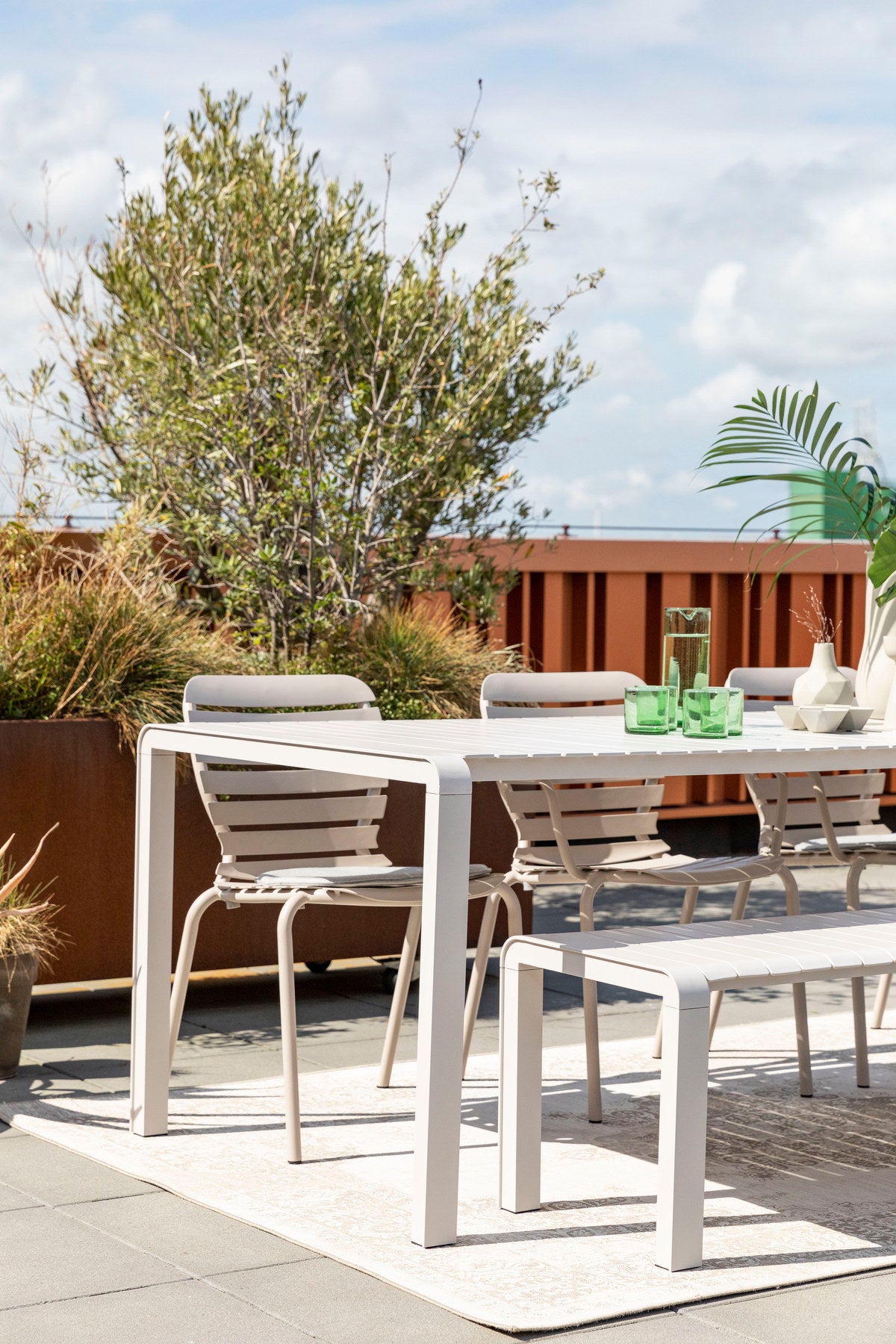 Gartenstuhl Vondel in Clay präsentiert im Onlineshop von KAQTU Design AG. Gartenstuhl ist von Zuiver