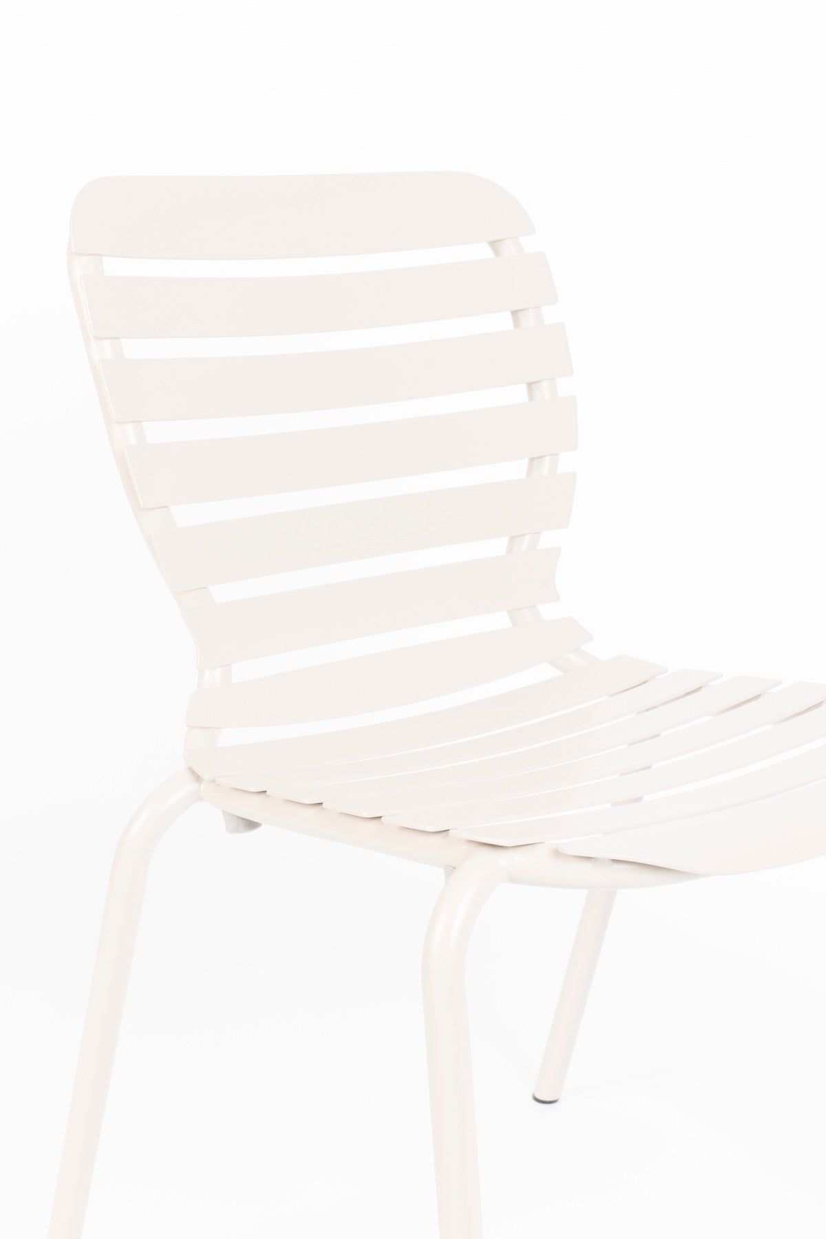 Gartenstuhl Vondel in Clay präsentiert im Onlineshop von KAQTU Design AG. Gartenstuhl ist von Zuiver