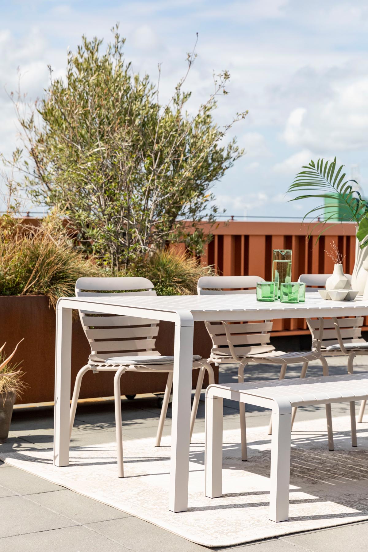 Gartenstuhl Vondel in Clay präsentiert im Onlineshop von KAQTU Design AG. Gartenstuhl ist von Zuiver