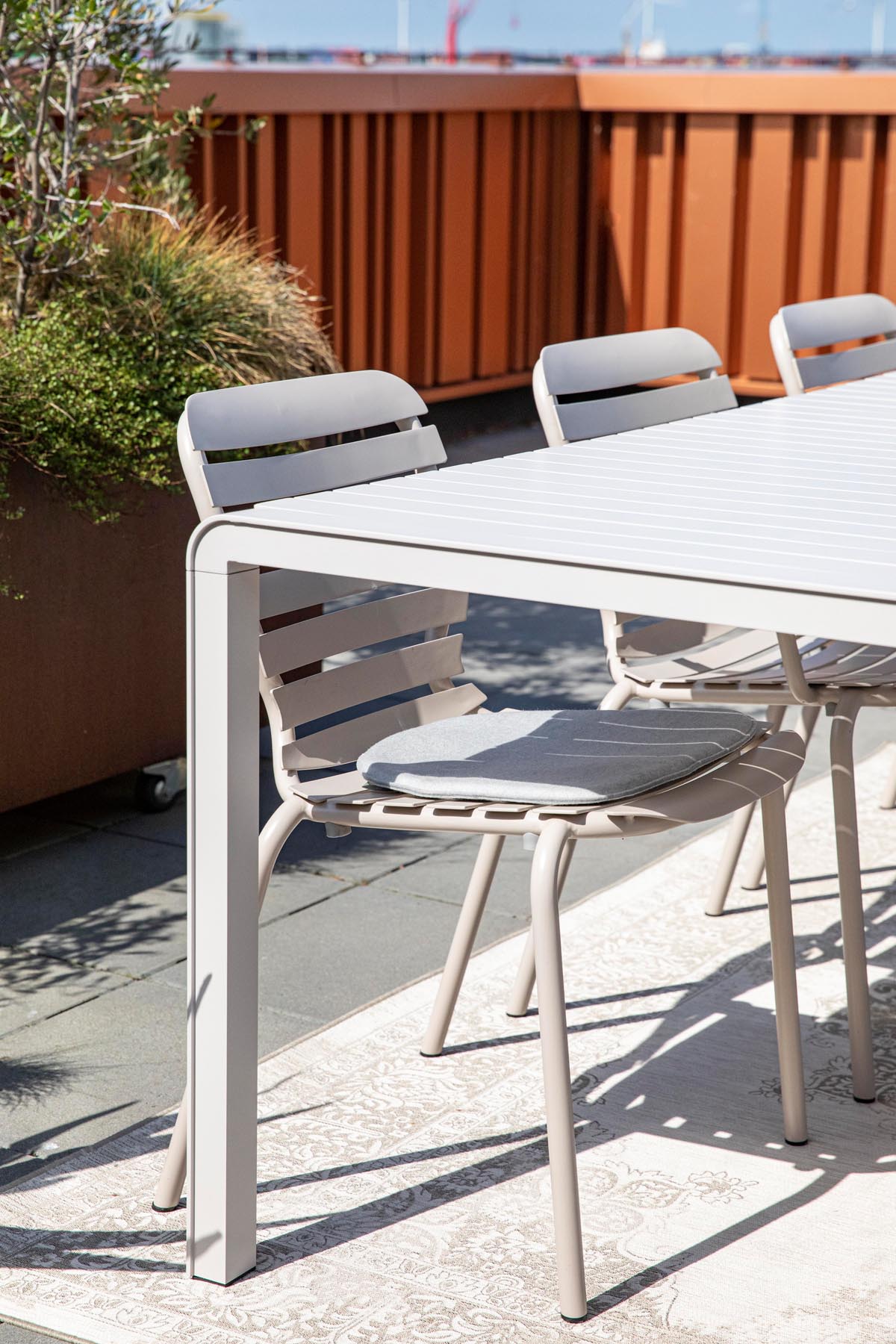 Gartenstuhl Vondel in Clay präsentiert im Onlineshop von KAQTU Design AG. Gartenstuhl ist von Zuiver