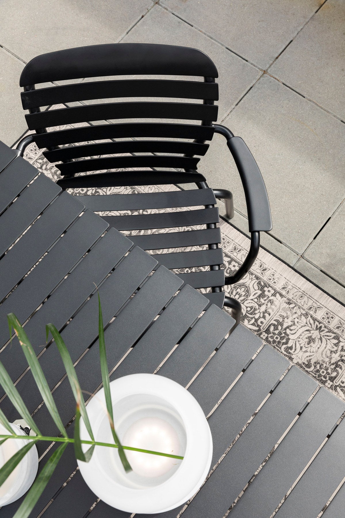 Gartenstuhl mit Armlehne Vondel in Schwarz präsentiert im Onlineshop von KAQTU Design AG. Gartenstuhl mit Armlehnen ist von Zuiver