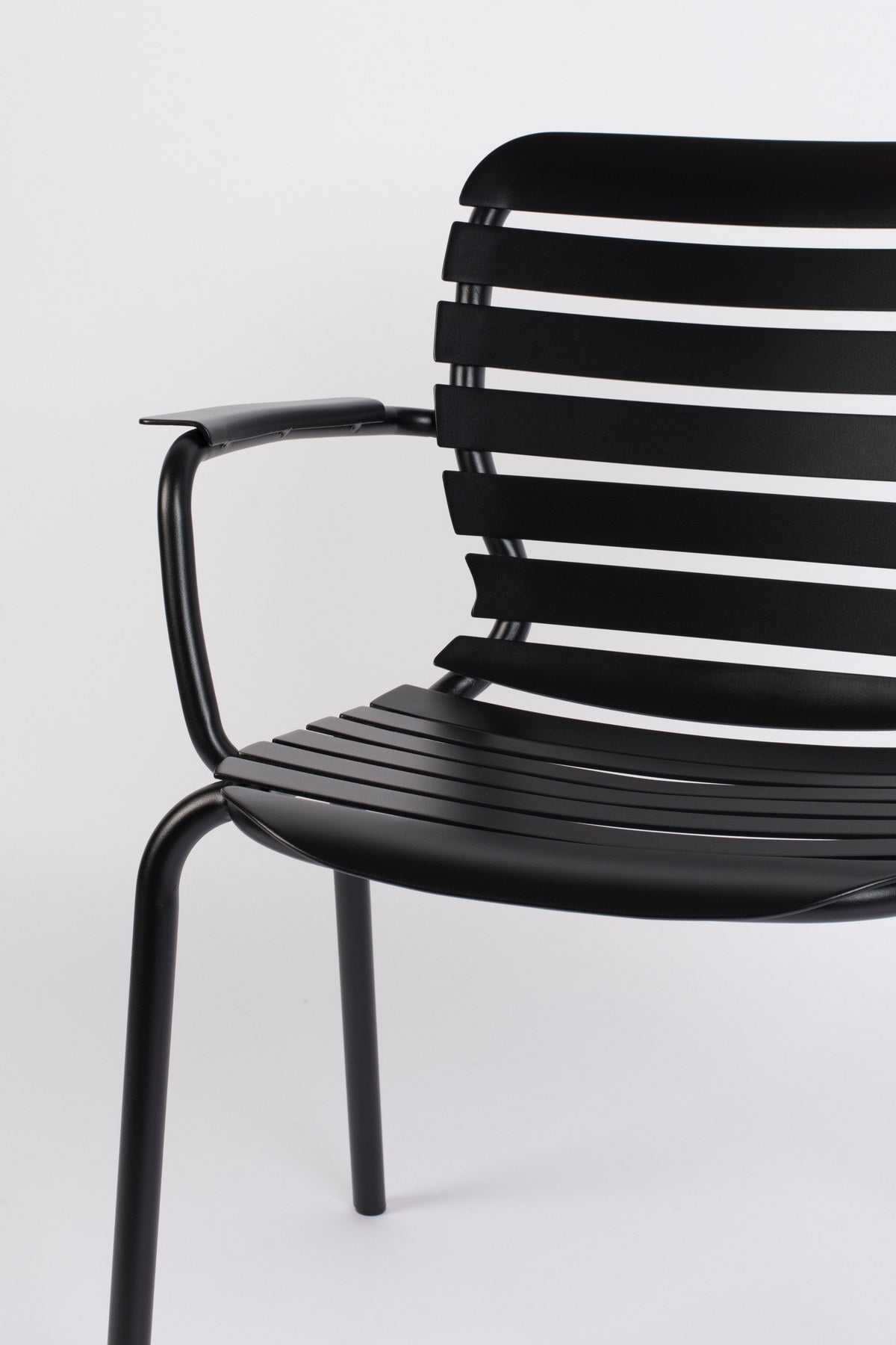 Gartenstuhl mit Armlehne Vondel in Schwarz präsentiert im Onlineshop von KAQTU Design AG. Gartenstuhl mit Armlehnen ist von Zuiver